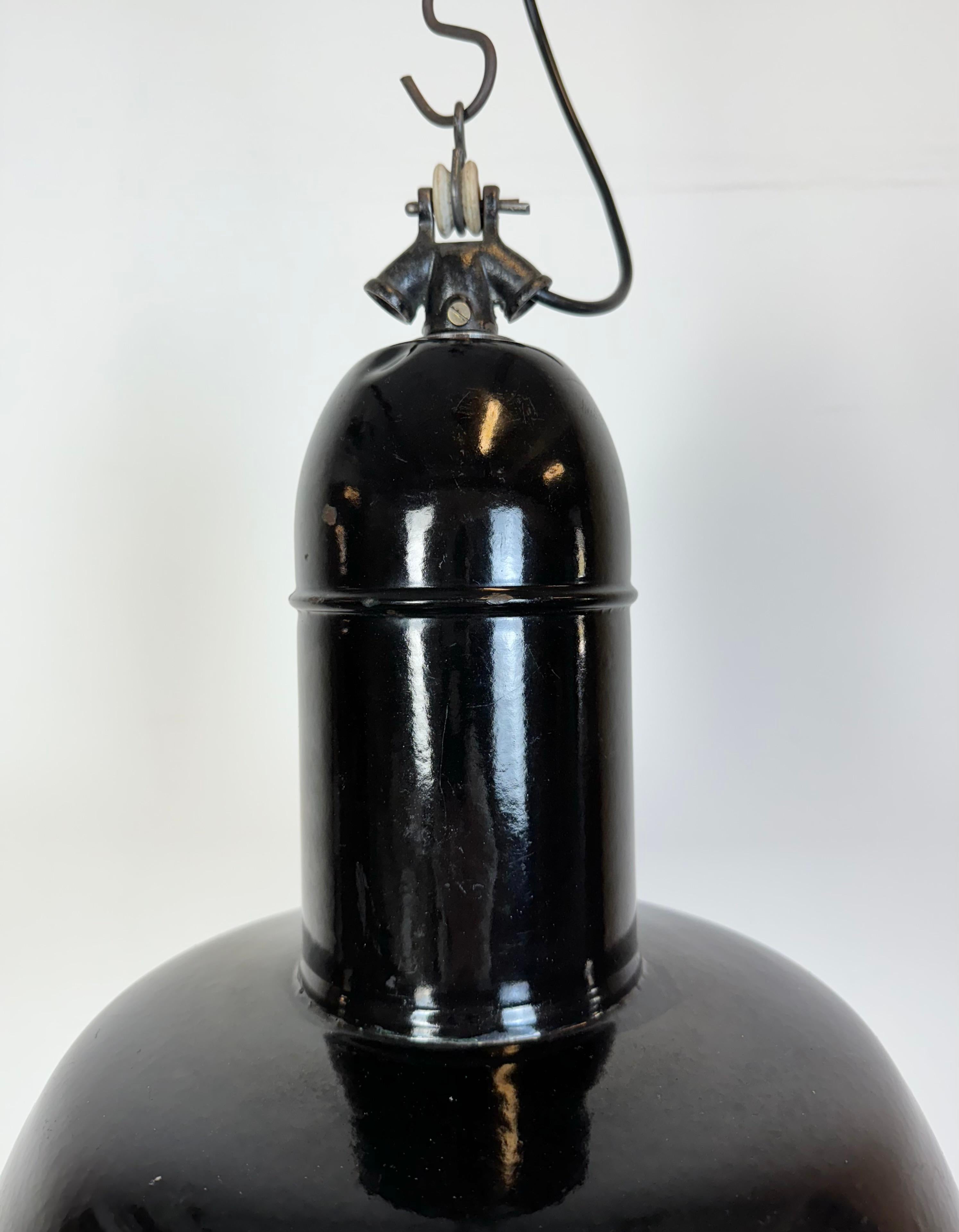 Industrielle schwarze Emaille-Fabrik-Lampe mit Gusseisenplatte, 1930er Jahre (Gegossen) im Angebot