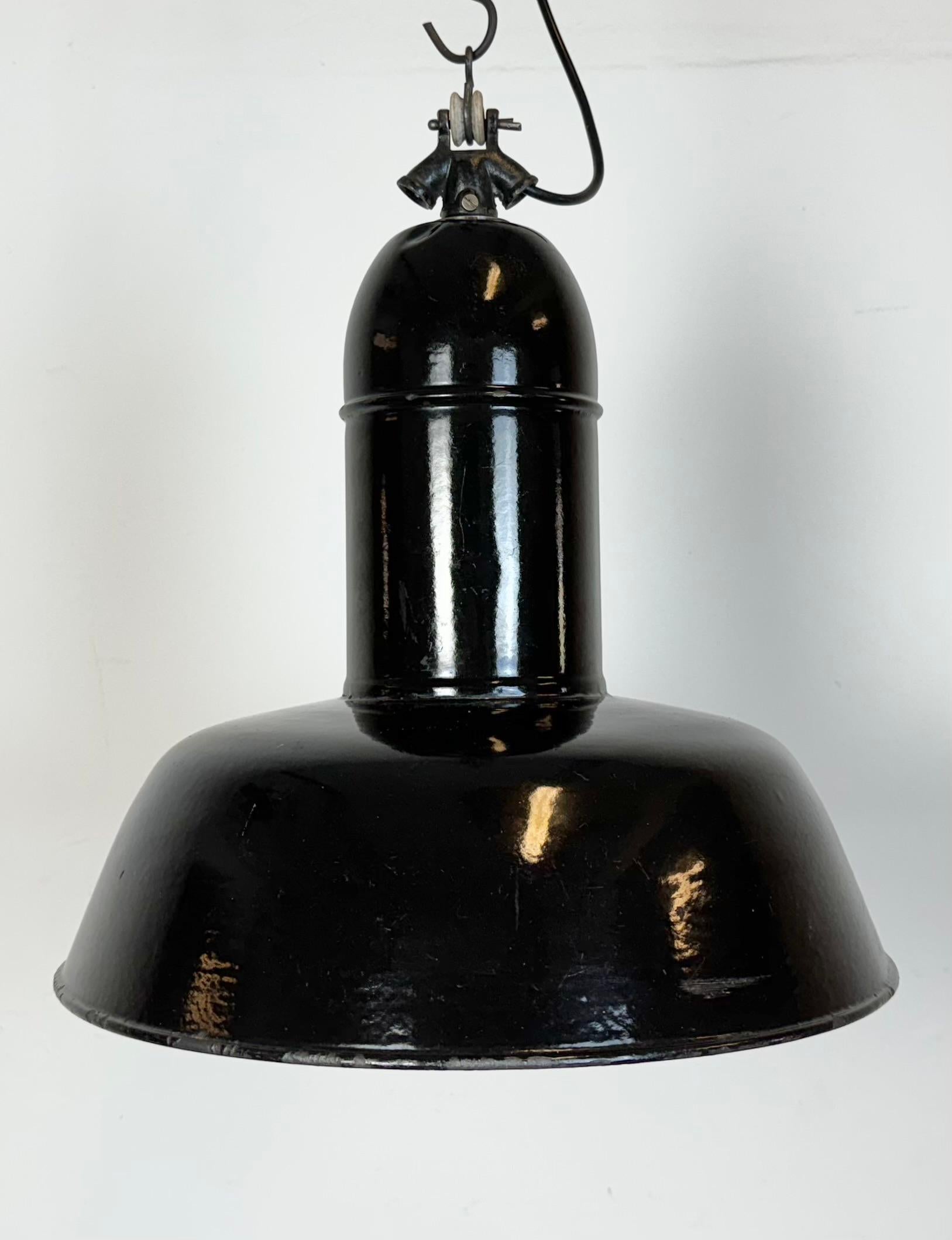 Industrielle schwarze Emaille-Fabrik-Lampe mit Gusseisenplatte, 1930er Jahre im Zustand „Gut“ im Angebot in Kojetice, CZ