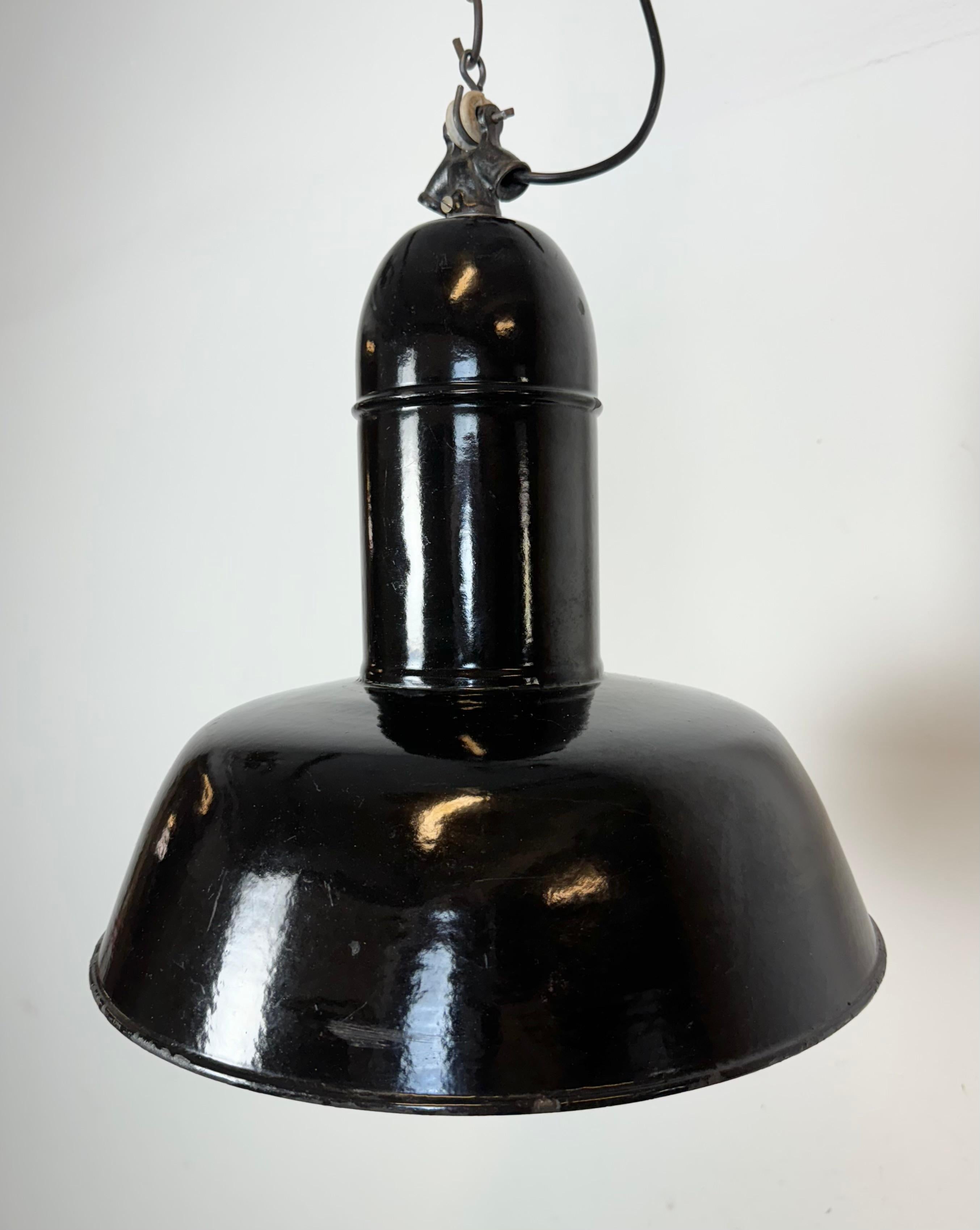 Industrielle schwarze Emaille-Fabrik-Lampe mit Gusseisenplatte, 1930er Jahre im Angebot 1