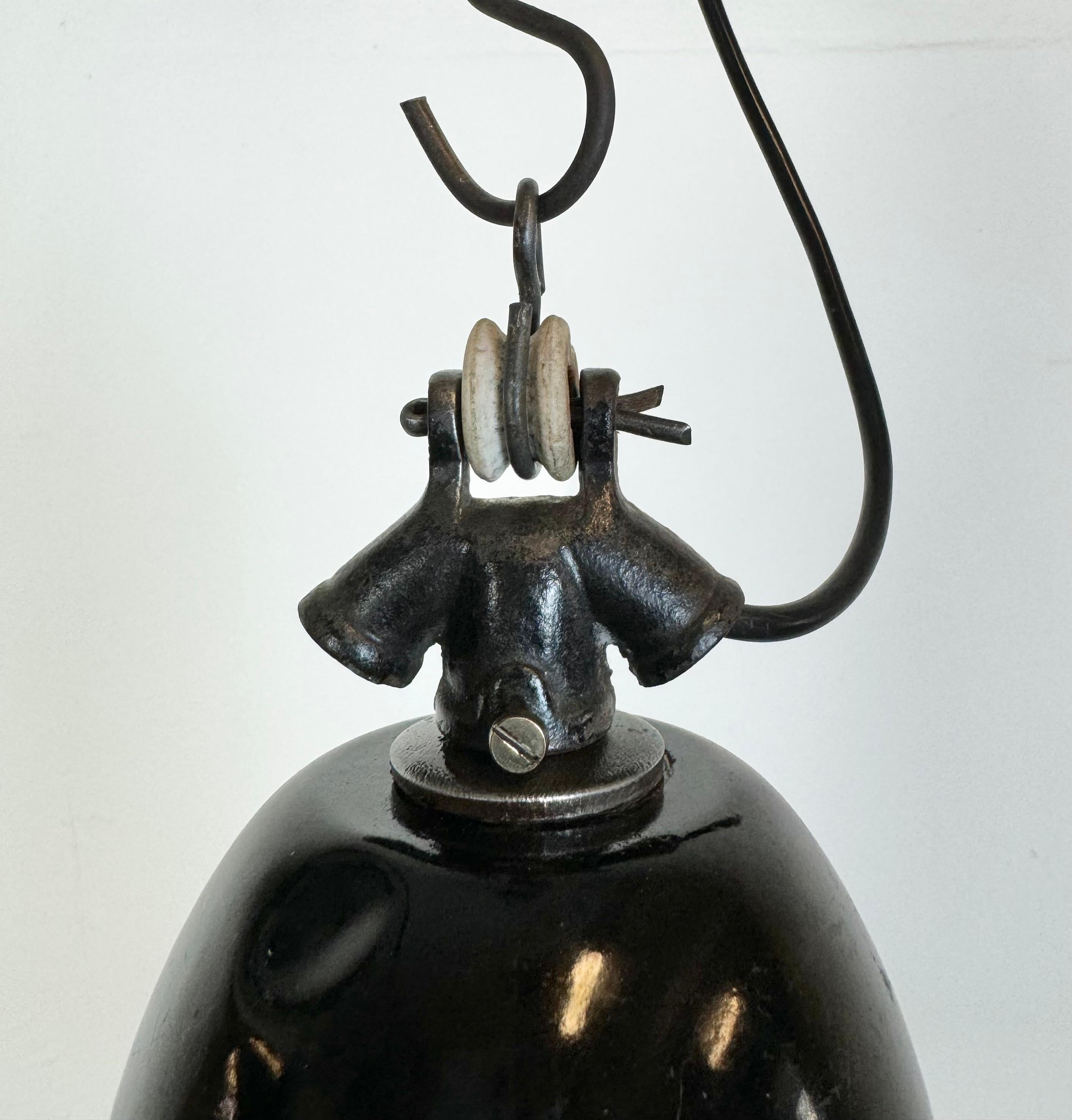 Industrielle schwarze Emaille-Fabrik-Lampe mit Gusseisenplatte, 1930er Jahre im Angebot 2