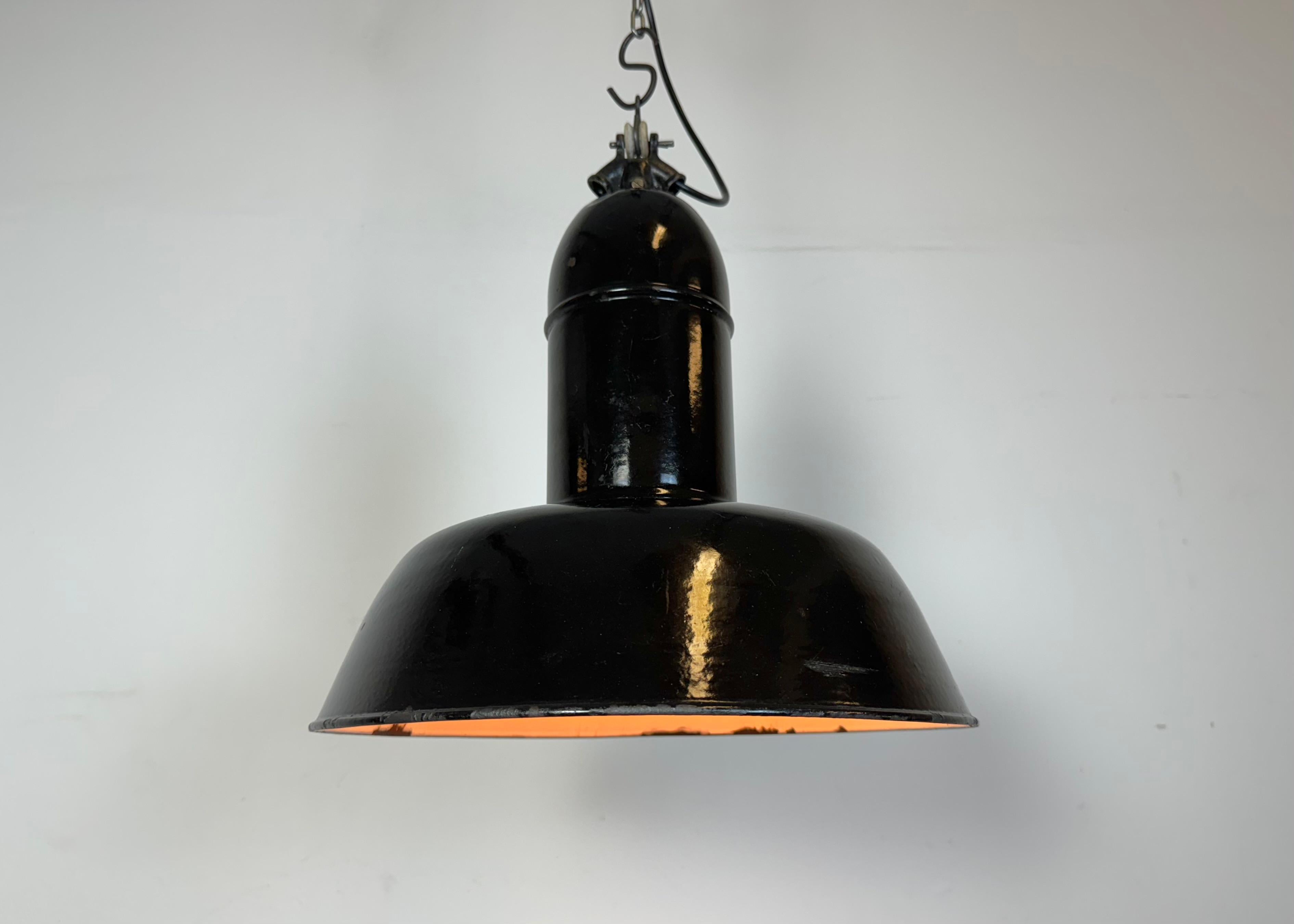 Industrielle schwarze Emaille-Fabrik-Lampe mit Gusseisenplatte, 1930er Jahre im Angebot 3