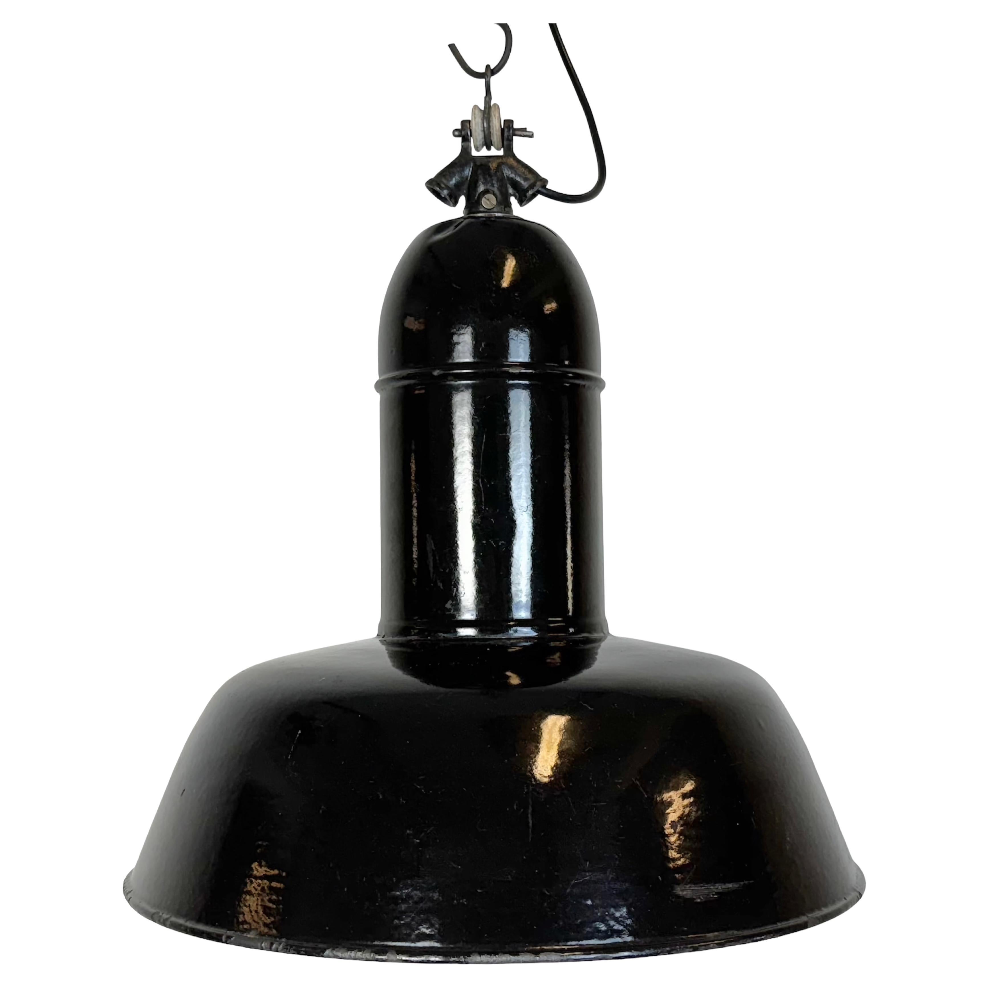Industrielle schwarze Emaille-Fabrik-Lampe mit Gusseisenplatte, 1930er Jahre
