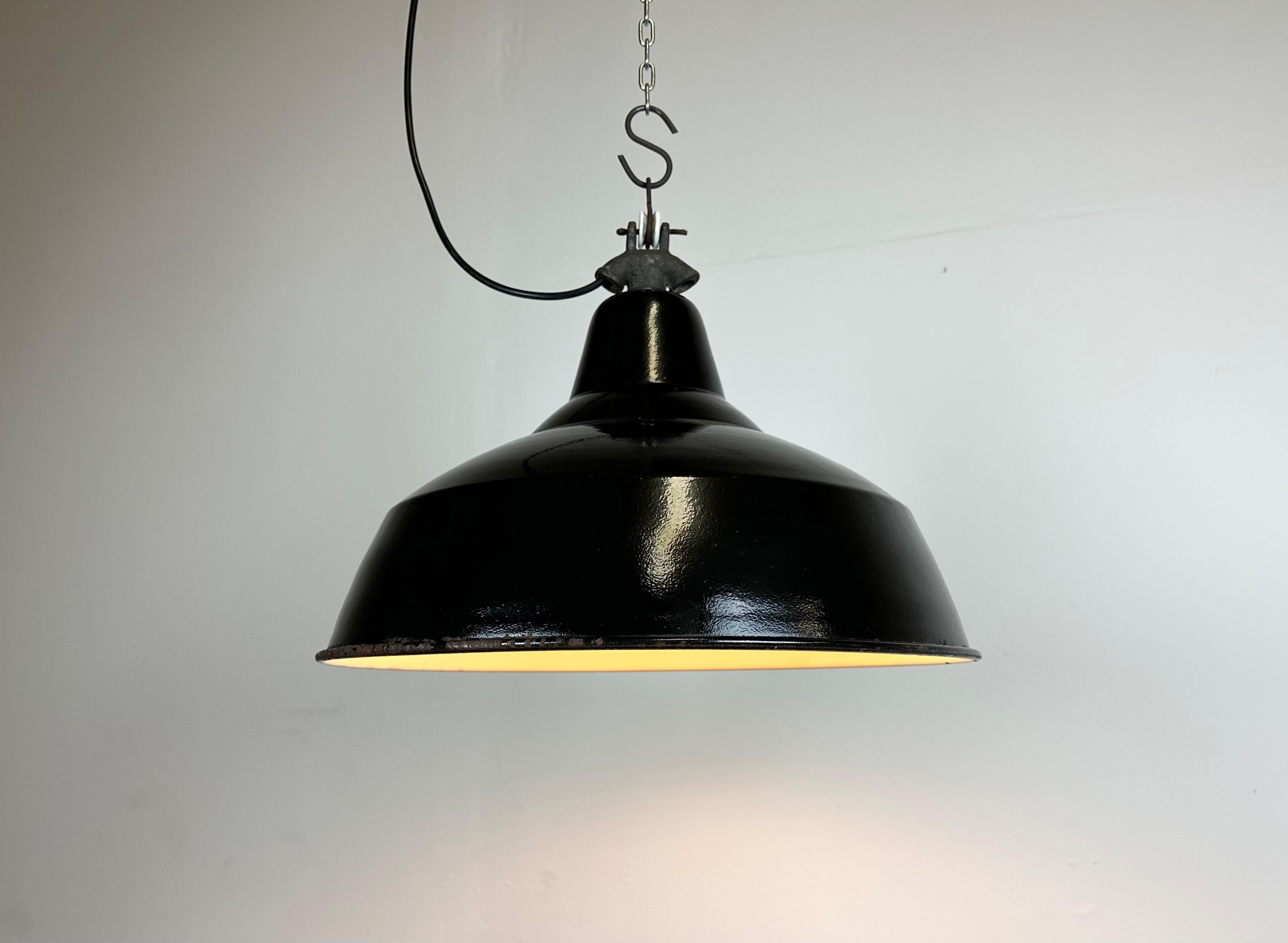 Industrial Black Enamel Factory Lamp with Cast Iron Top, 1950s For Sale 5