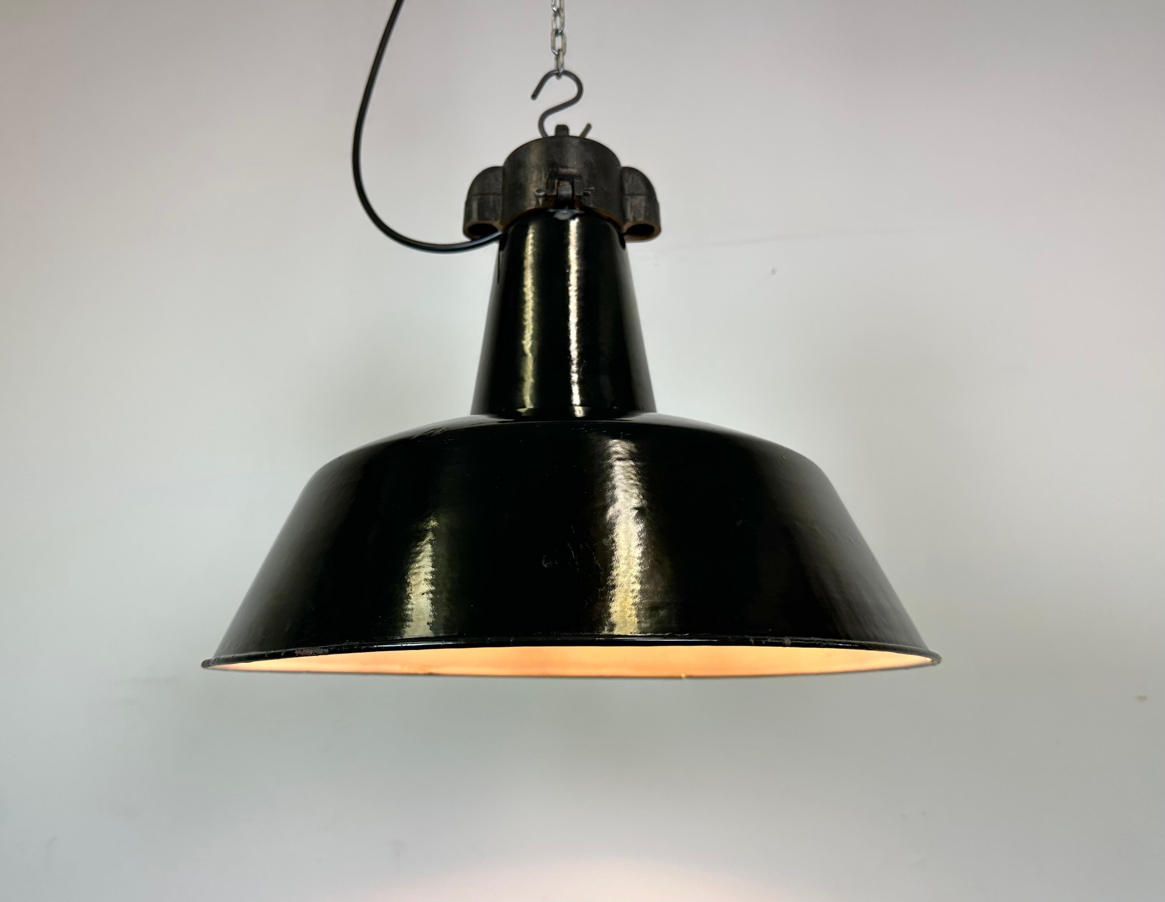 Industrielle schwarze Emaille-Fabrik-Lampe mit Gusseisenplatte, 1950er Jahre im Angebot 4