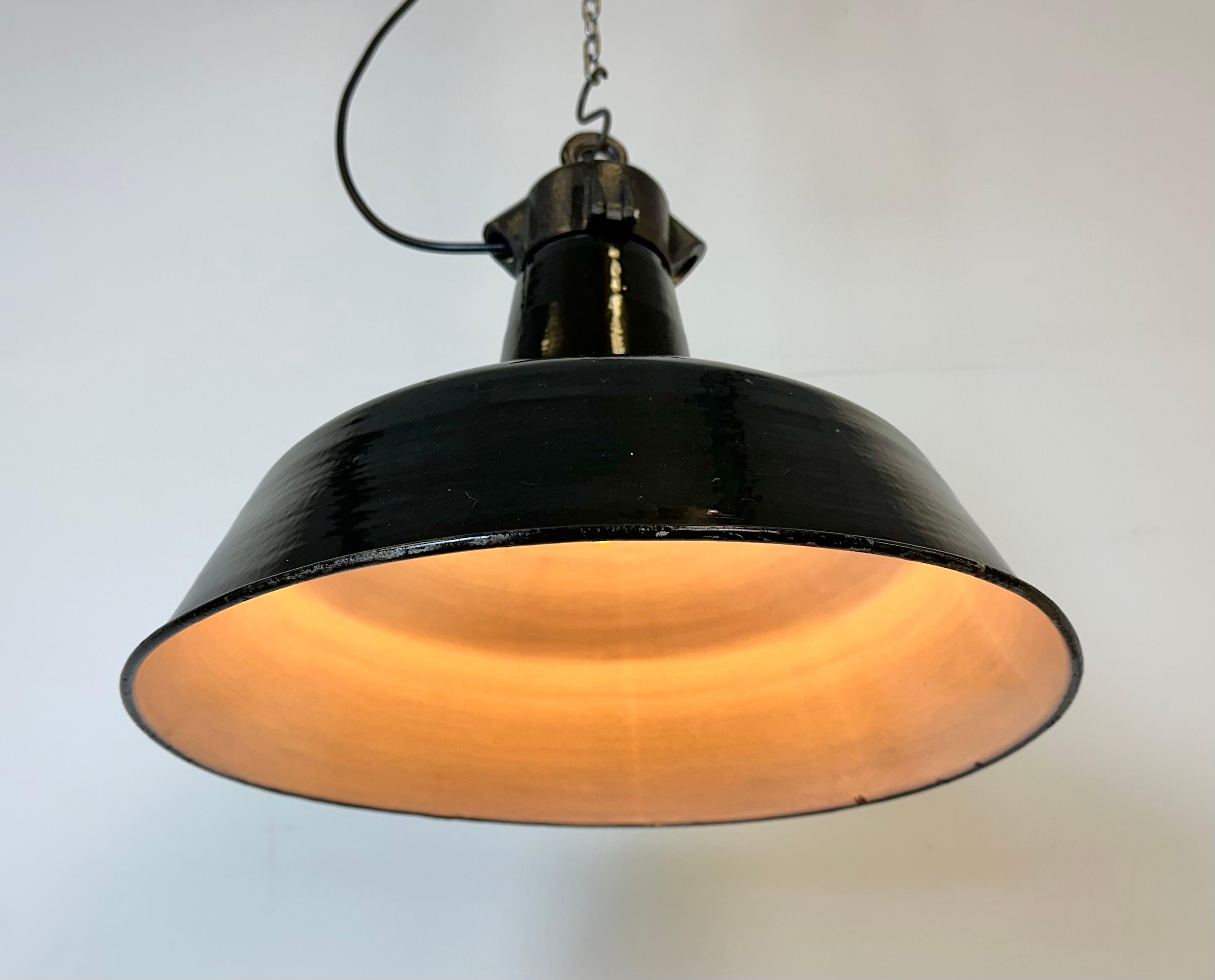 Industrielle schwarze Emaille-Fabrik-Lampe mit Gusseisenplatte, 1950er Jahre im Angebot 4