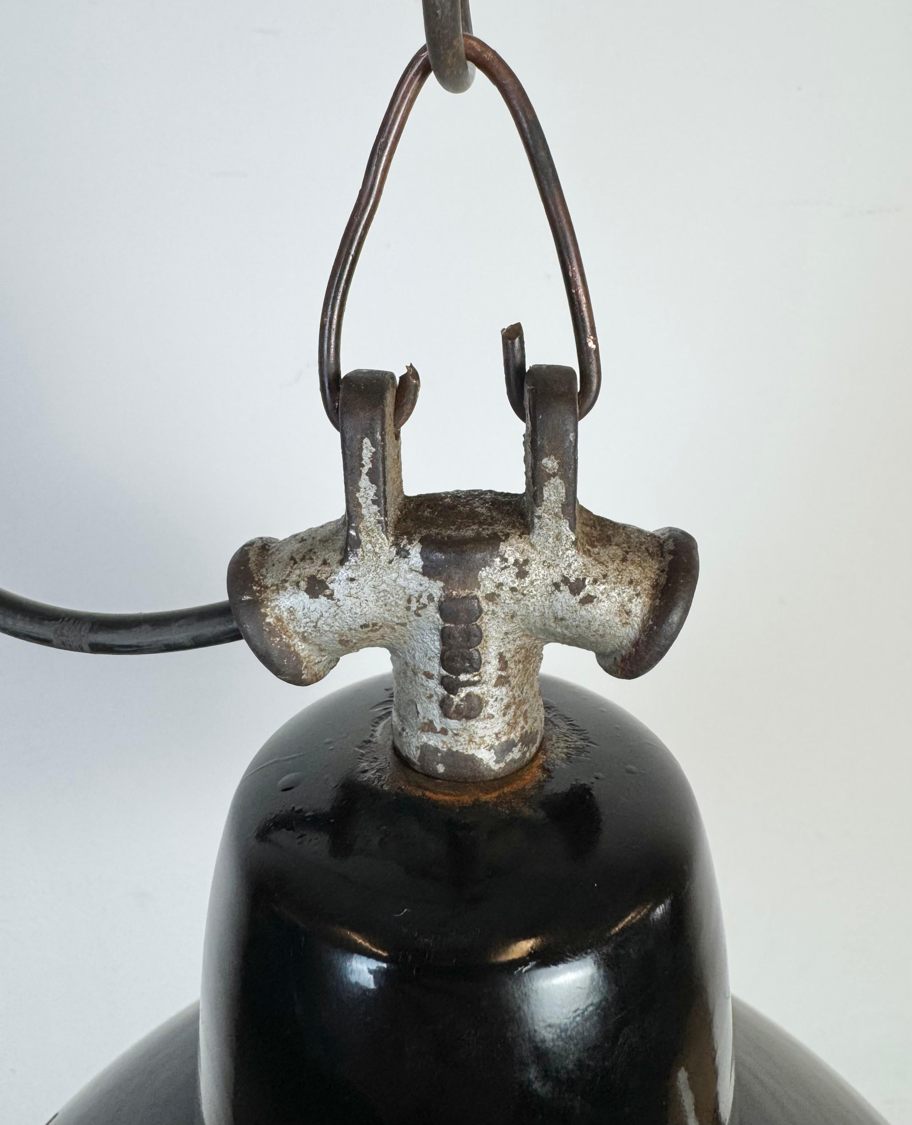 Lampe d'usine industrielle en émail noir avec dessus en fonte, années 1950 en vente 2