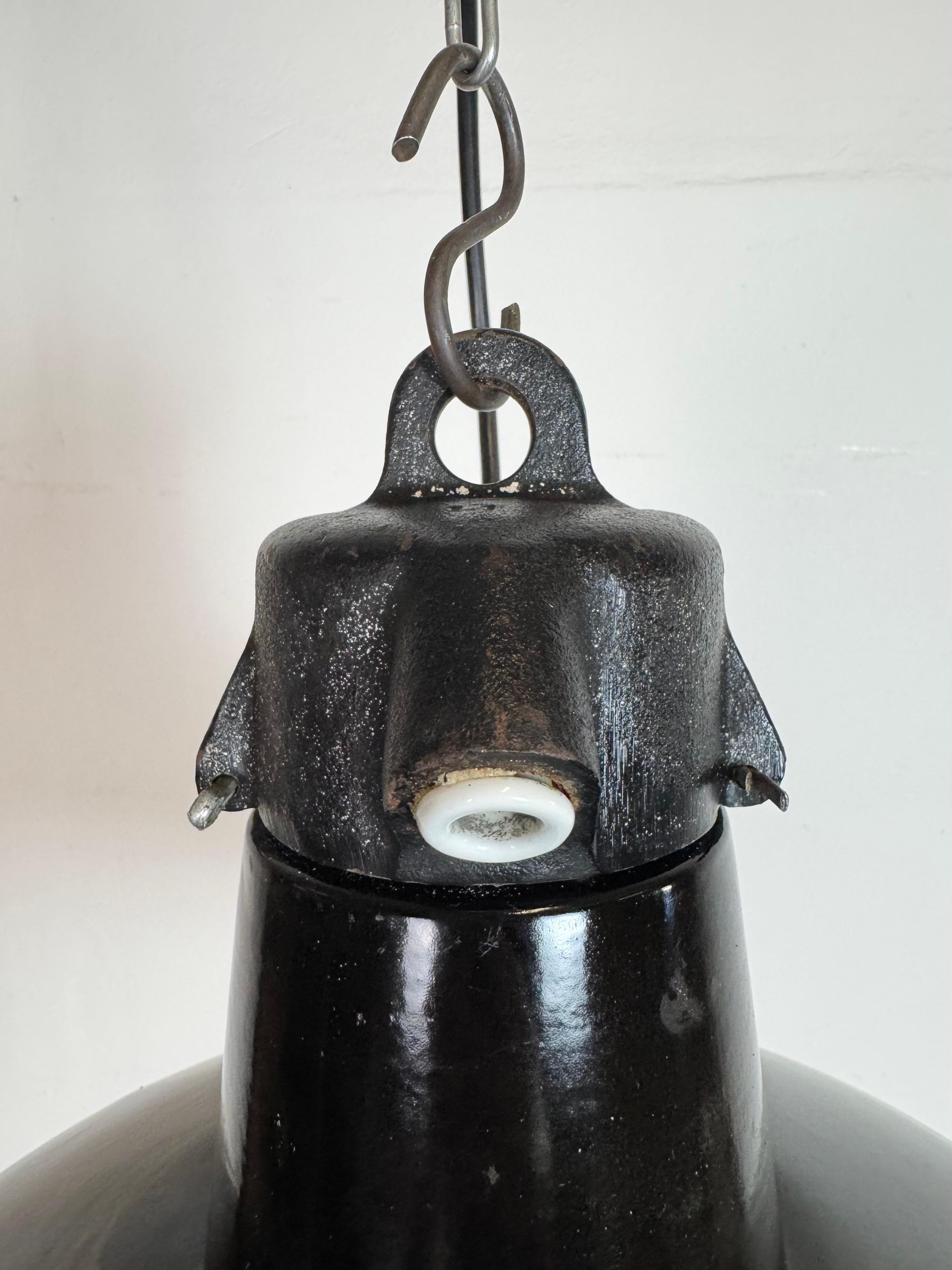 Industrielle schwarze Emaille-Fabrik-Lampe mit Gusseisenplatte, 1950er Jahre im Angebot 5