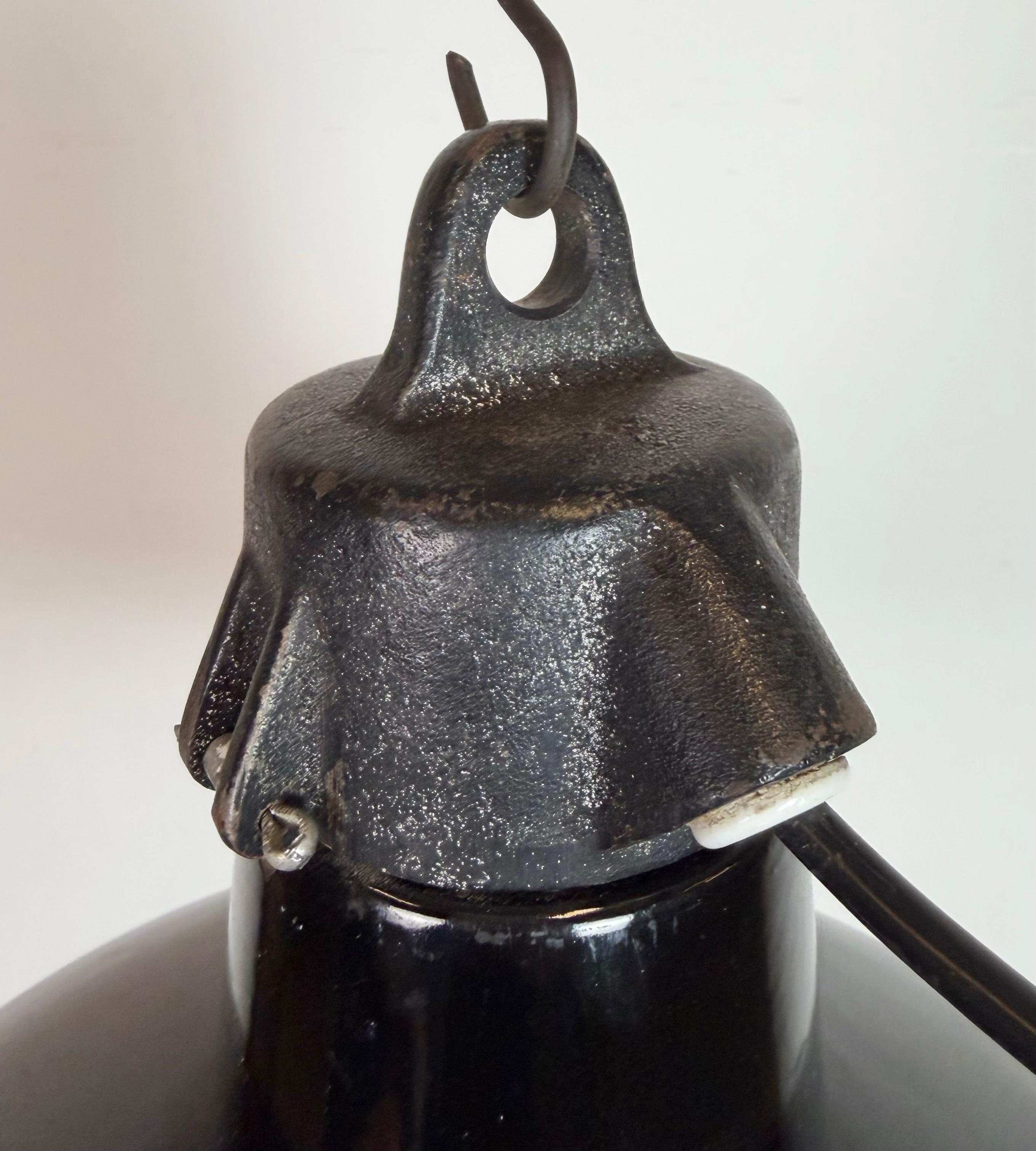 Lampe d'usine industrielle en émail noir avec dessus en fonte, années 1950 en vente 3