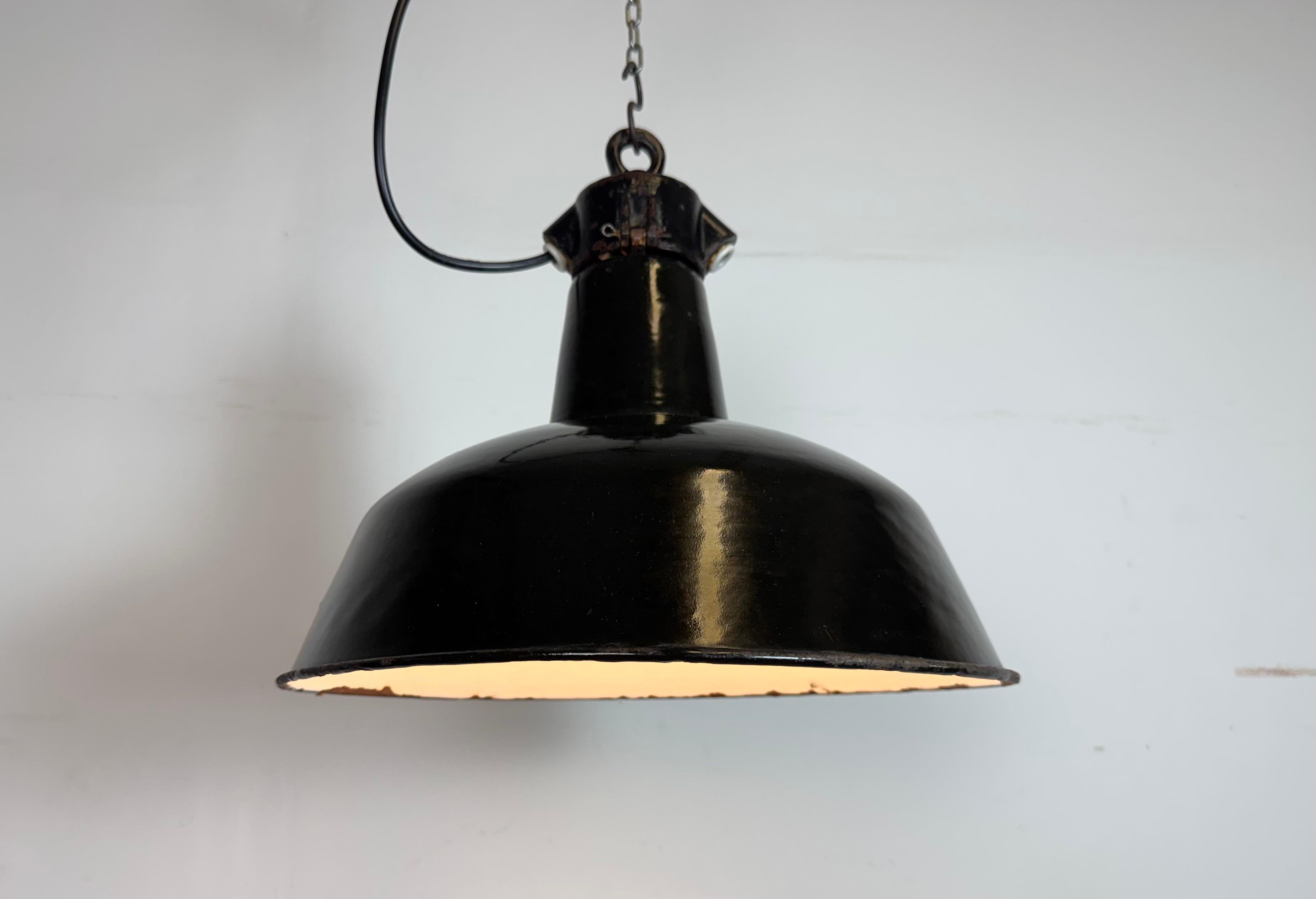 Lampada industriale da fabbrica in smalto nero con piano in ghisa, anni '1950 in vendita 2