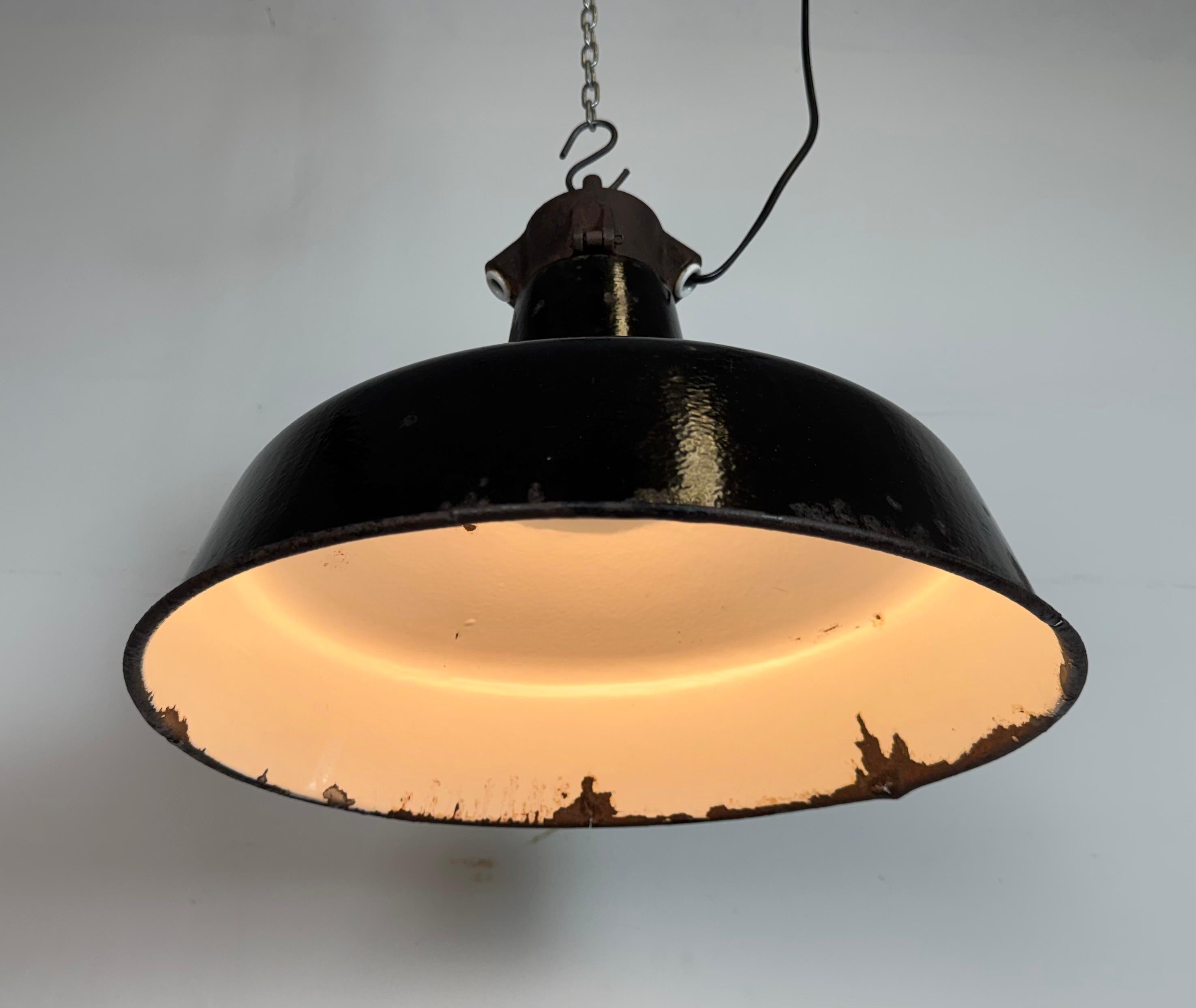 Industrielle schwarze Emaille-Fabrik-Lampe mit Gusseisenplatte, 1950er Jahre im Angebot 5