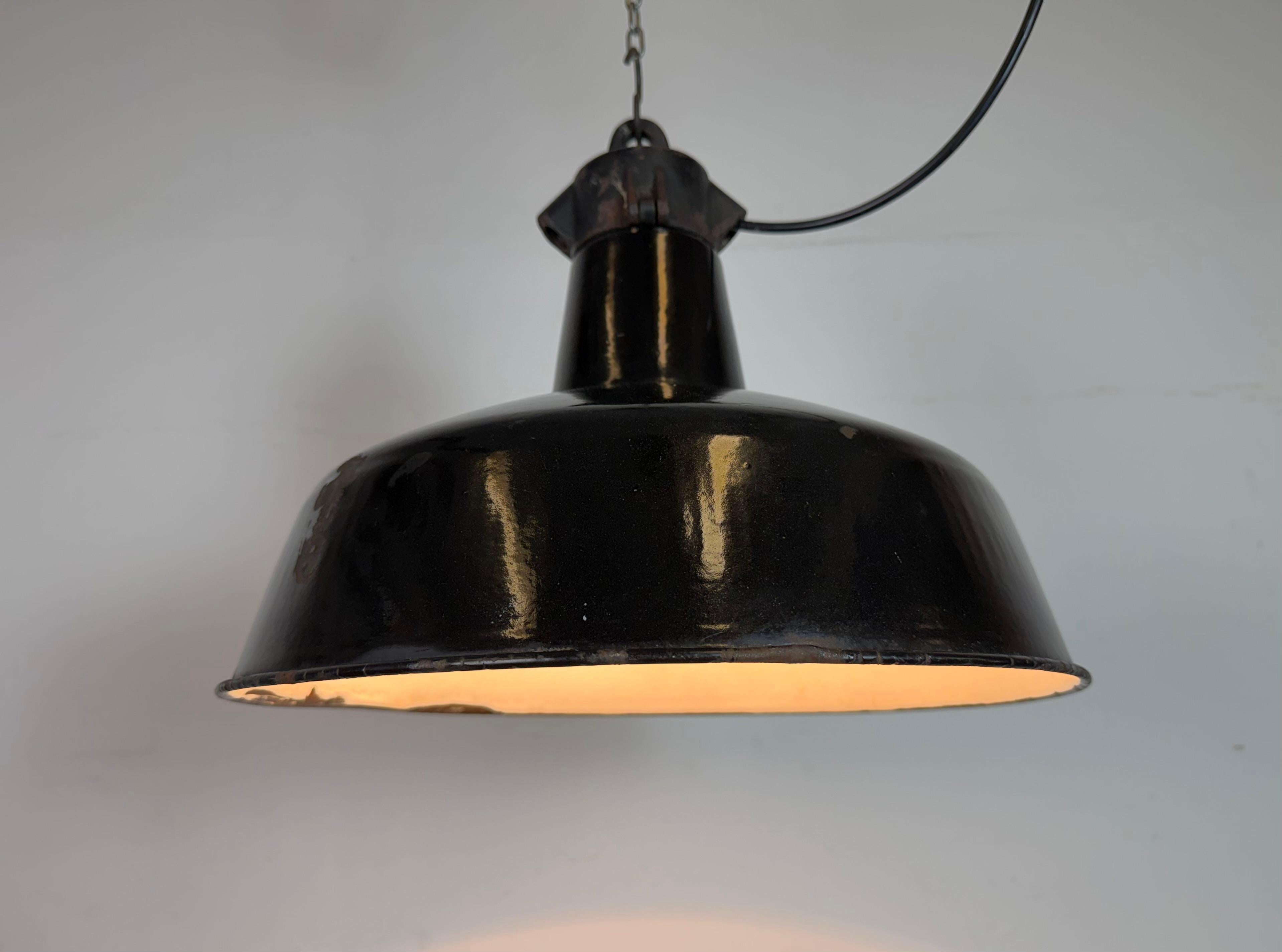 Industrial Black Enamel Factory Lamp with Cast Iron Top, 1950s For Sale 5