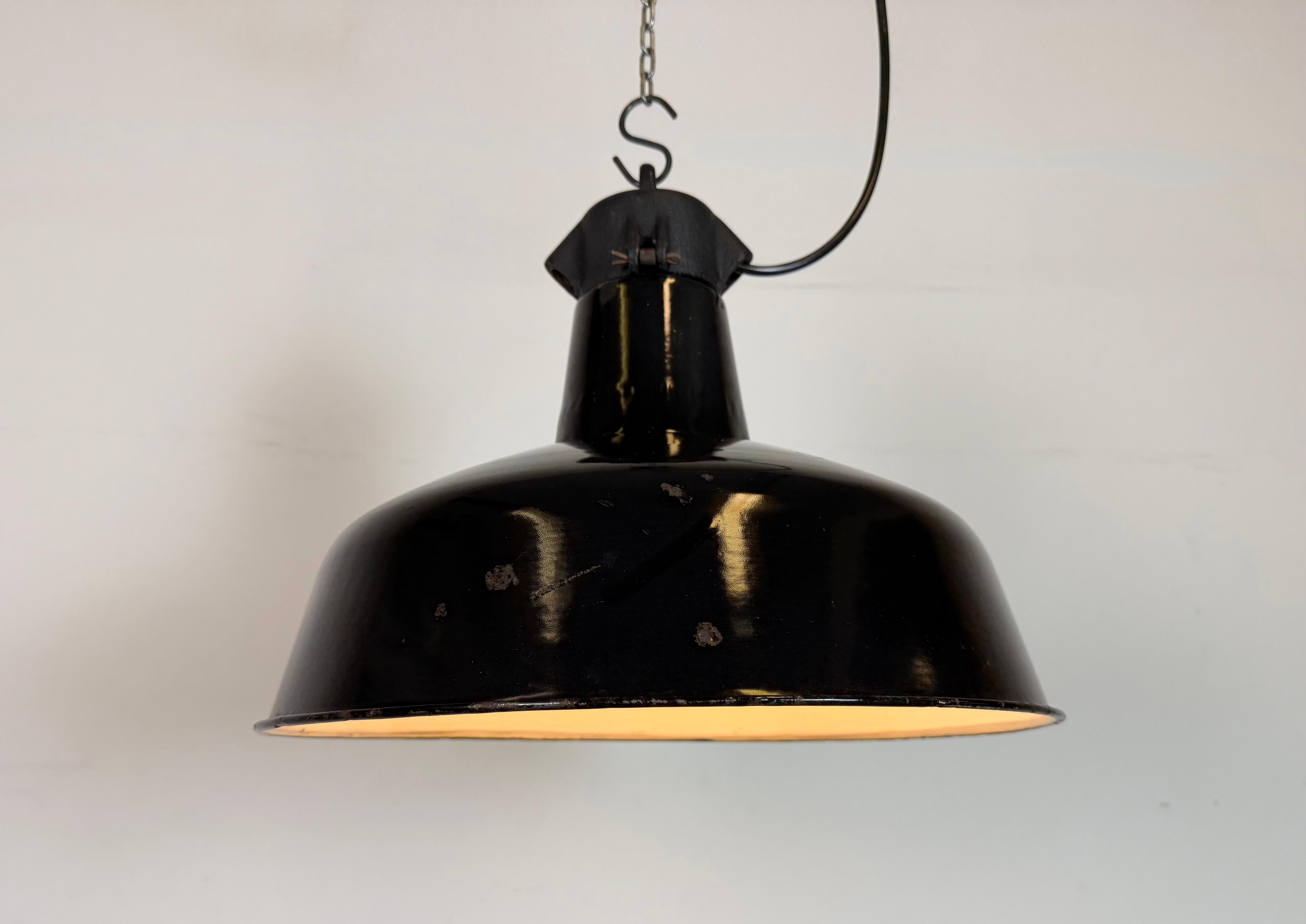 Industrial Black Enamel Factory Lamp with Cast Iron Top, 1950s For Sale 5