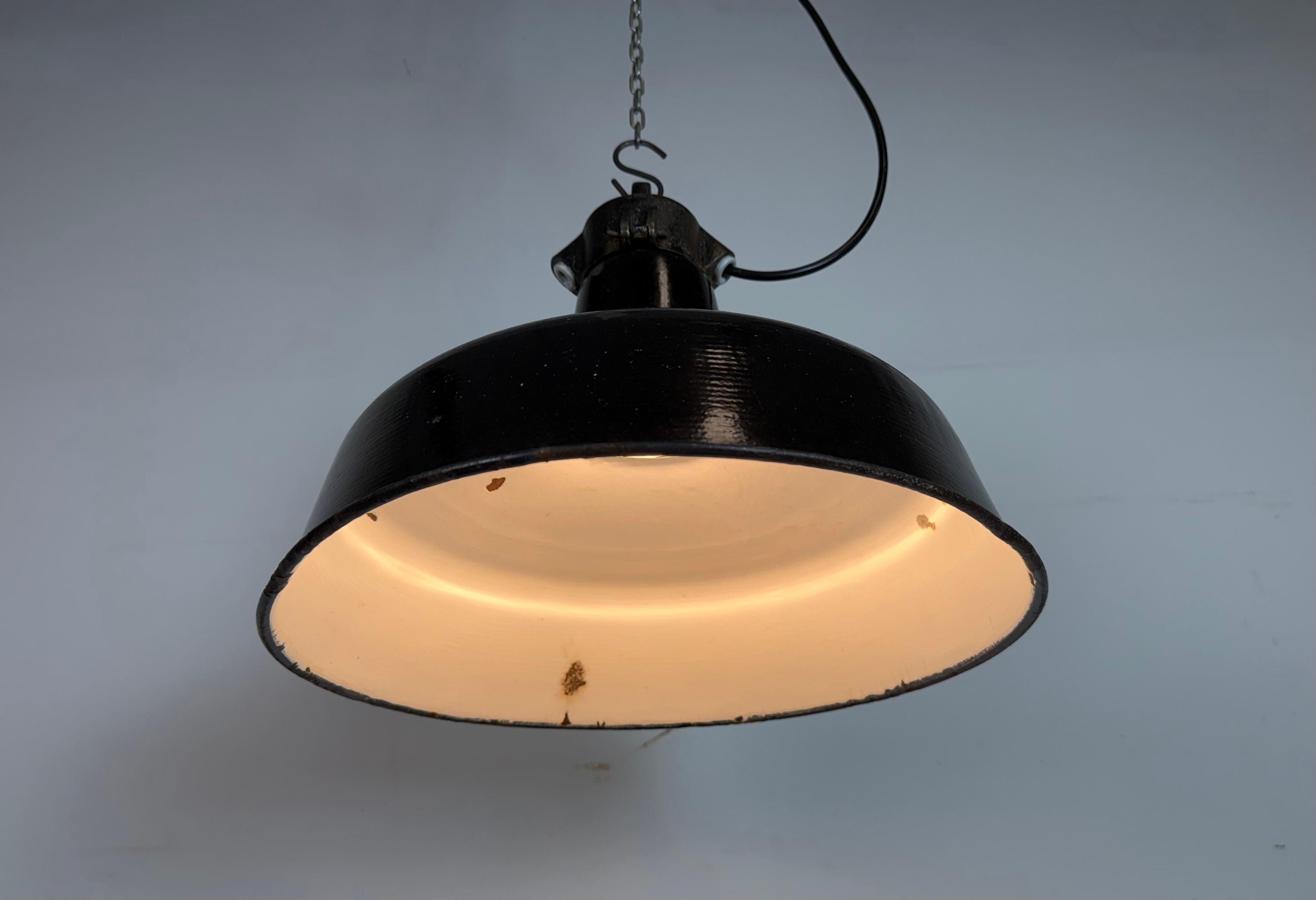 Industrial Black Enamel Factory Lamp with Cast Iron Top, 1950s For Sale 5