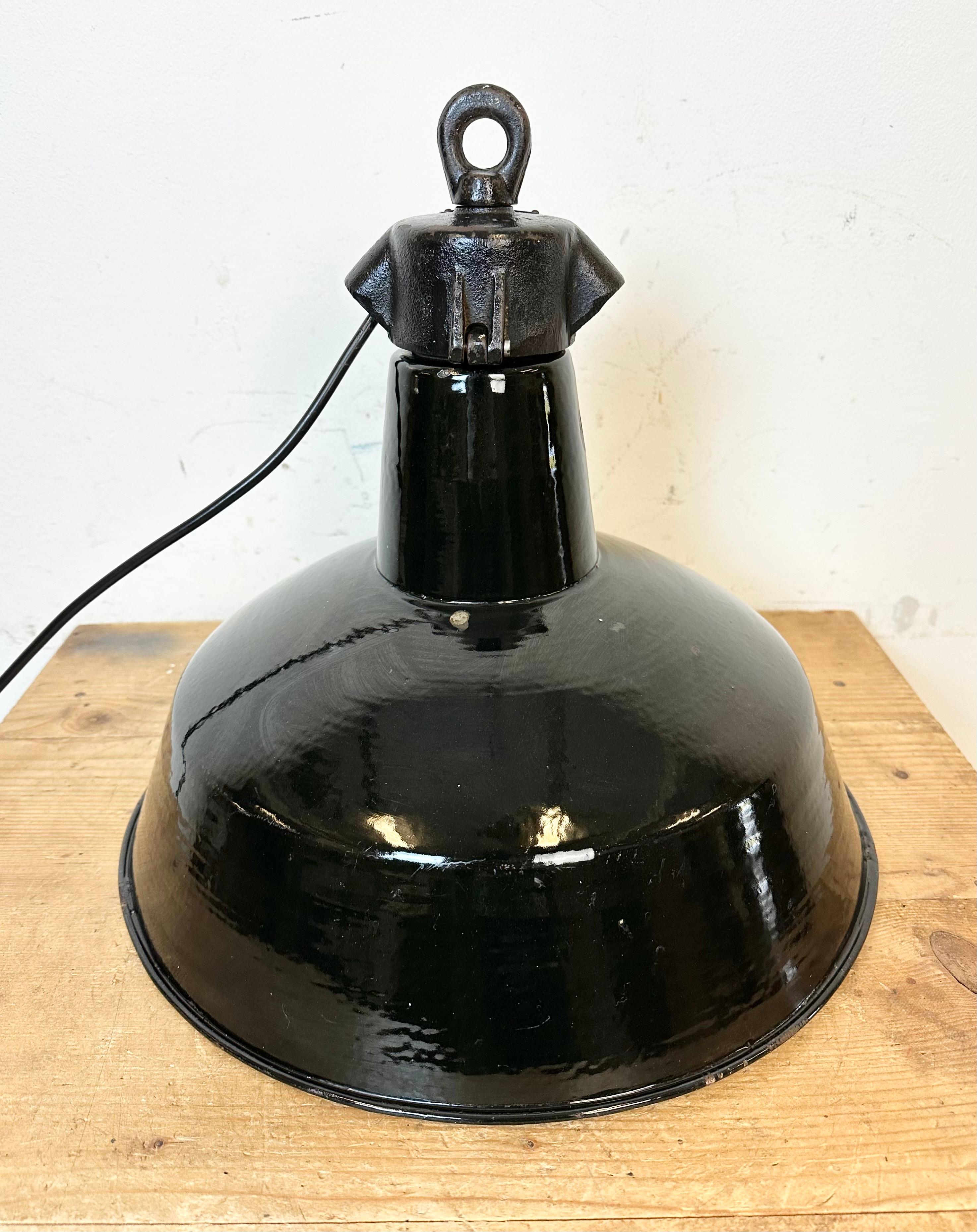 Industrielle schwarze Emaille-Fabrik-Lampe mit Gusseisenplatte, 1950er Jahre im Angebot 5