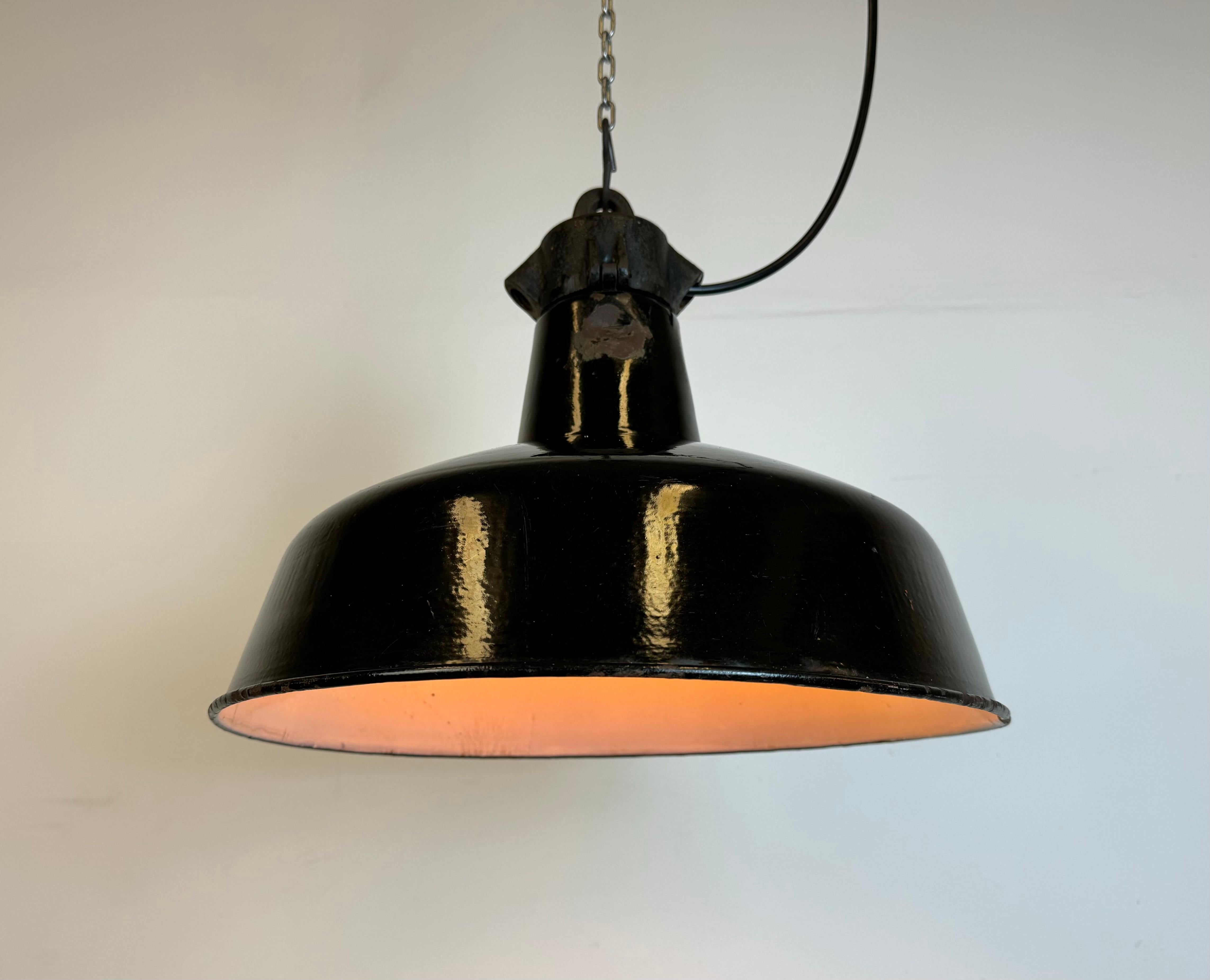 Industrielle schwarze Emaille-Fabrik-Lampe mit Gusseisenplatte, 1950er Jahre im Angebot 5