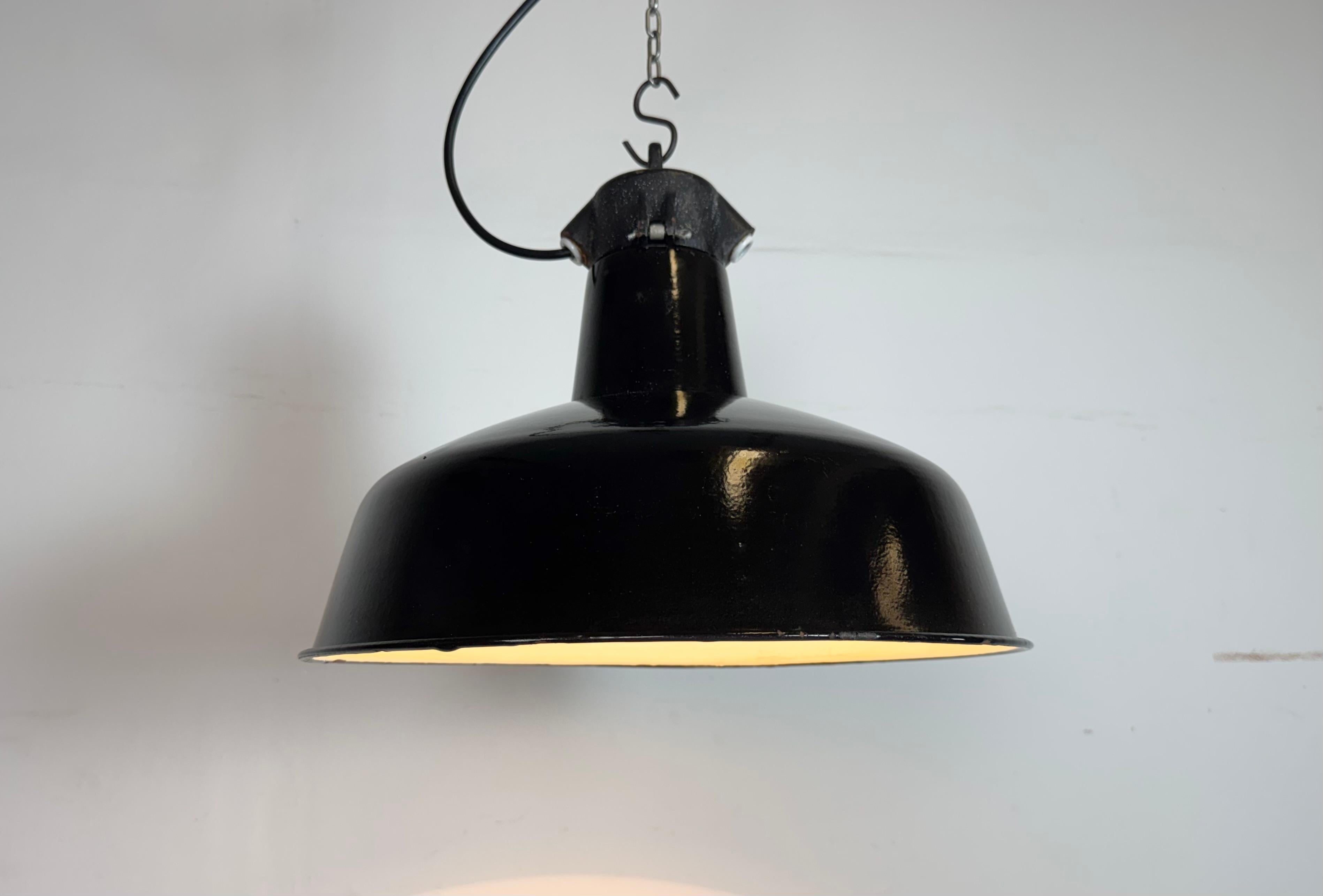 Industrielle schwarze Emaille-Fabrik-Lampe mit Gusseisenplatte, 1950er Jahre im Angebot 6
