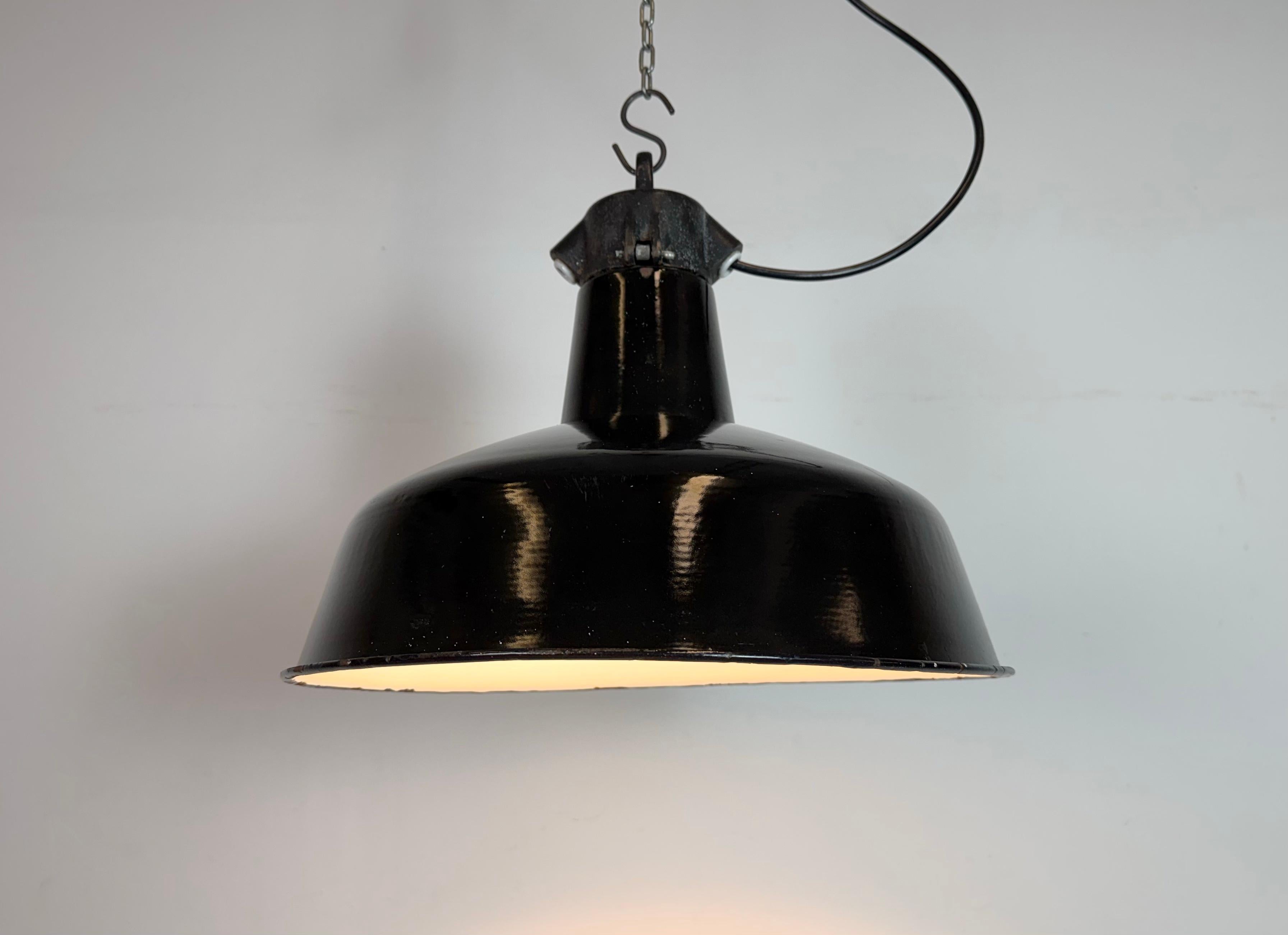 Lampe d'usine industrielle en émail noir avec dessus en fonte, années 1950 en vente 4