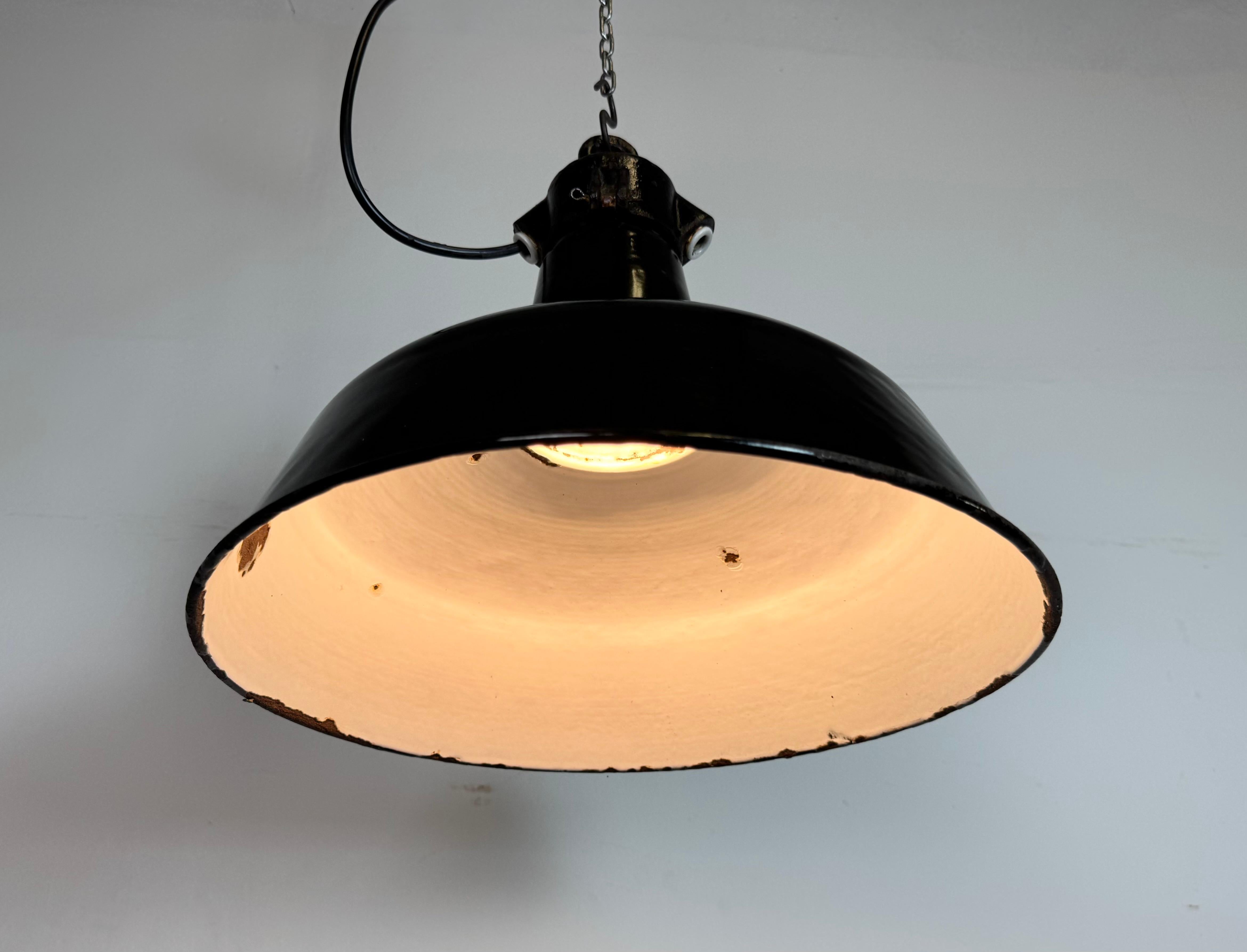 Lampada industriale da fabbrica in smalto nero con piano in ghisa, anni '1950 in vendita 3