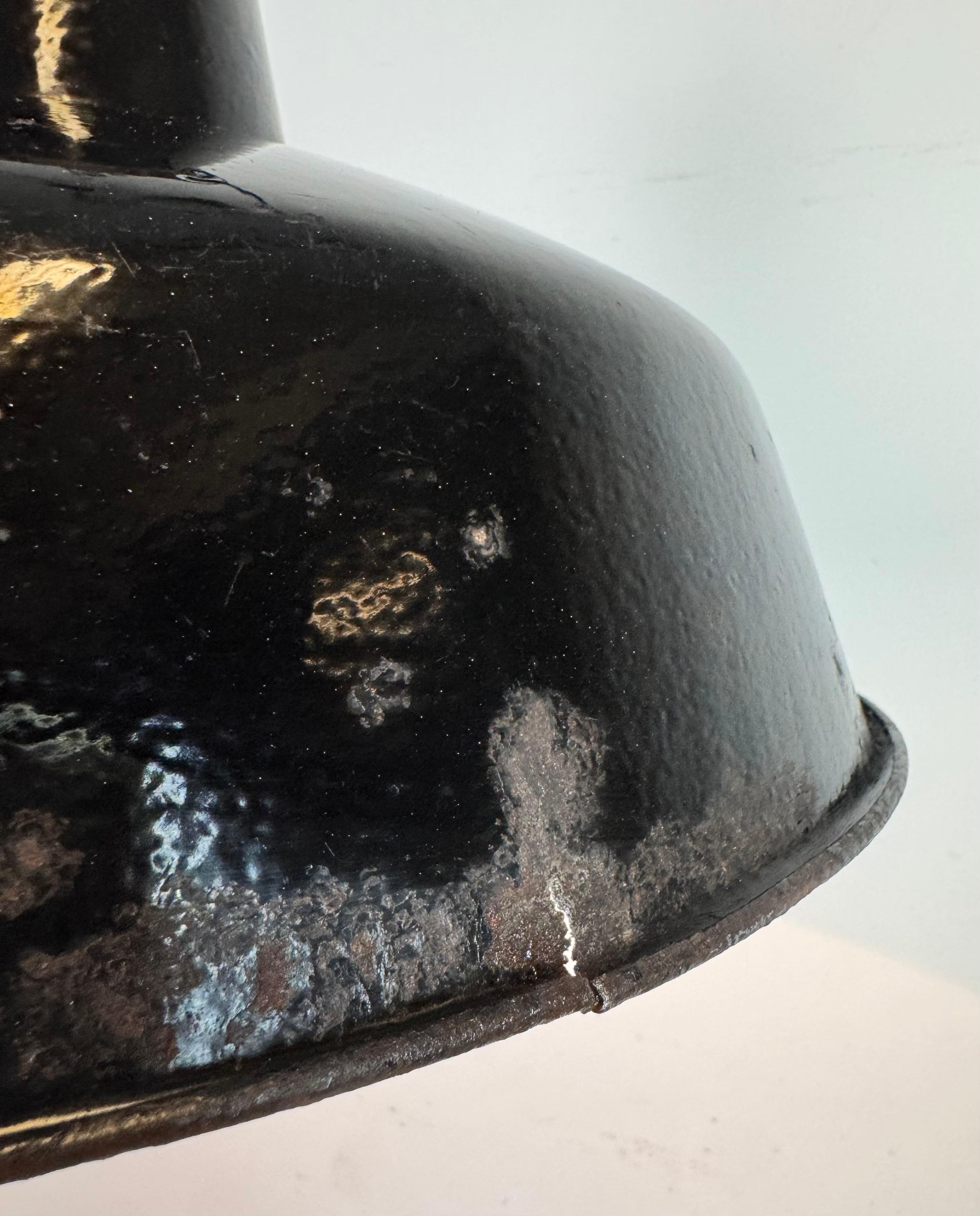 Industrielle schwarze Emaille-Fabrik-Lampe mit Gusseisenplatte, 1950er Jahre im Angebot 6