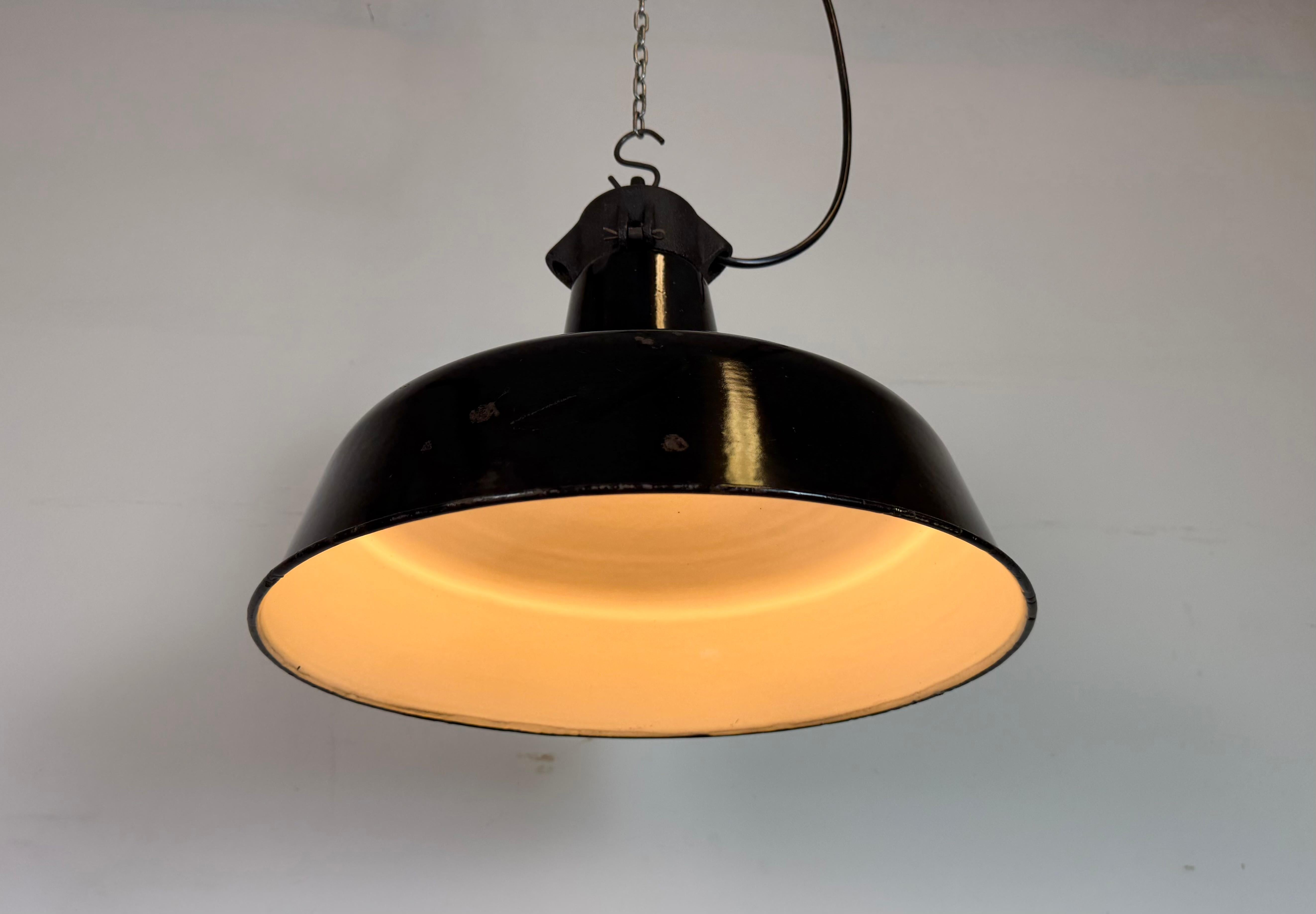 Industrial Black Enamel Factory Lamp with Cast Iron Top, 1950s For Sale 6