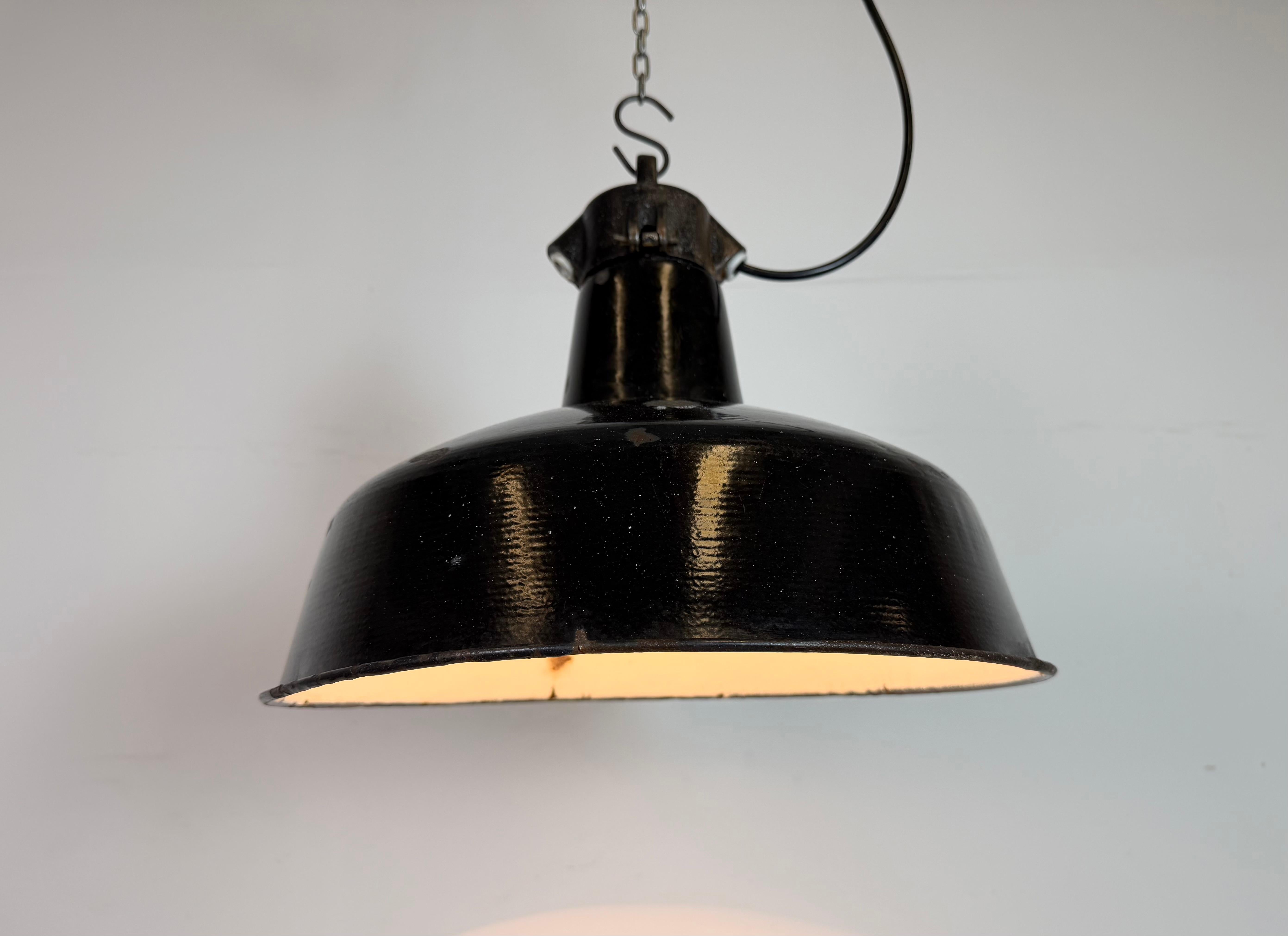 Industrial Black Enamel Factory Lamp with Cast Iron Top, 1950s For Sale 6