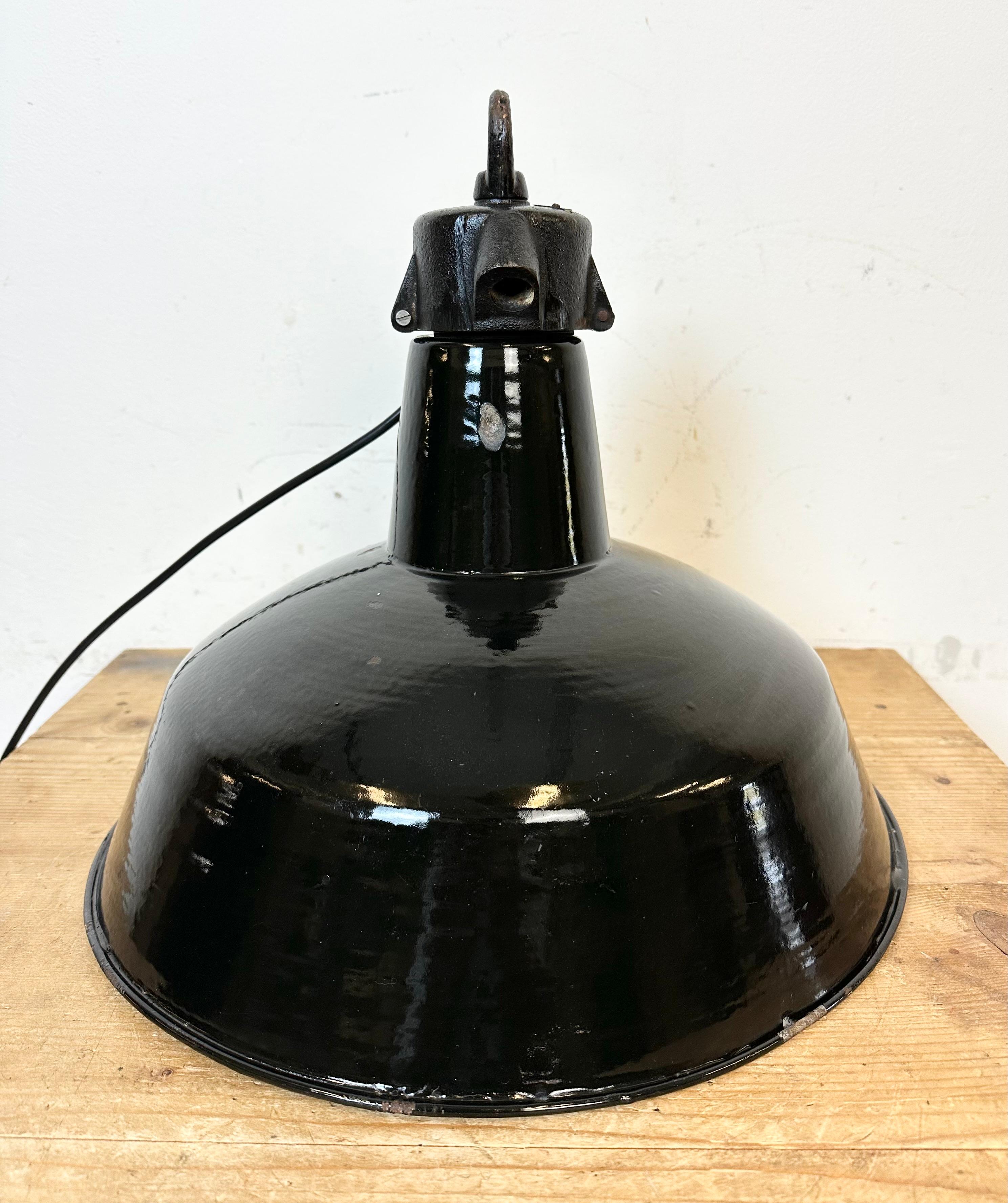 Industrielle schwarze Emaille-Fabrik-Lampe mit Gusseisenplatte, 1950er Jahre im Angebot 6
