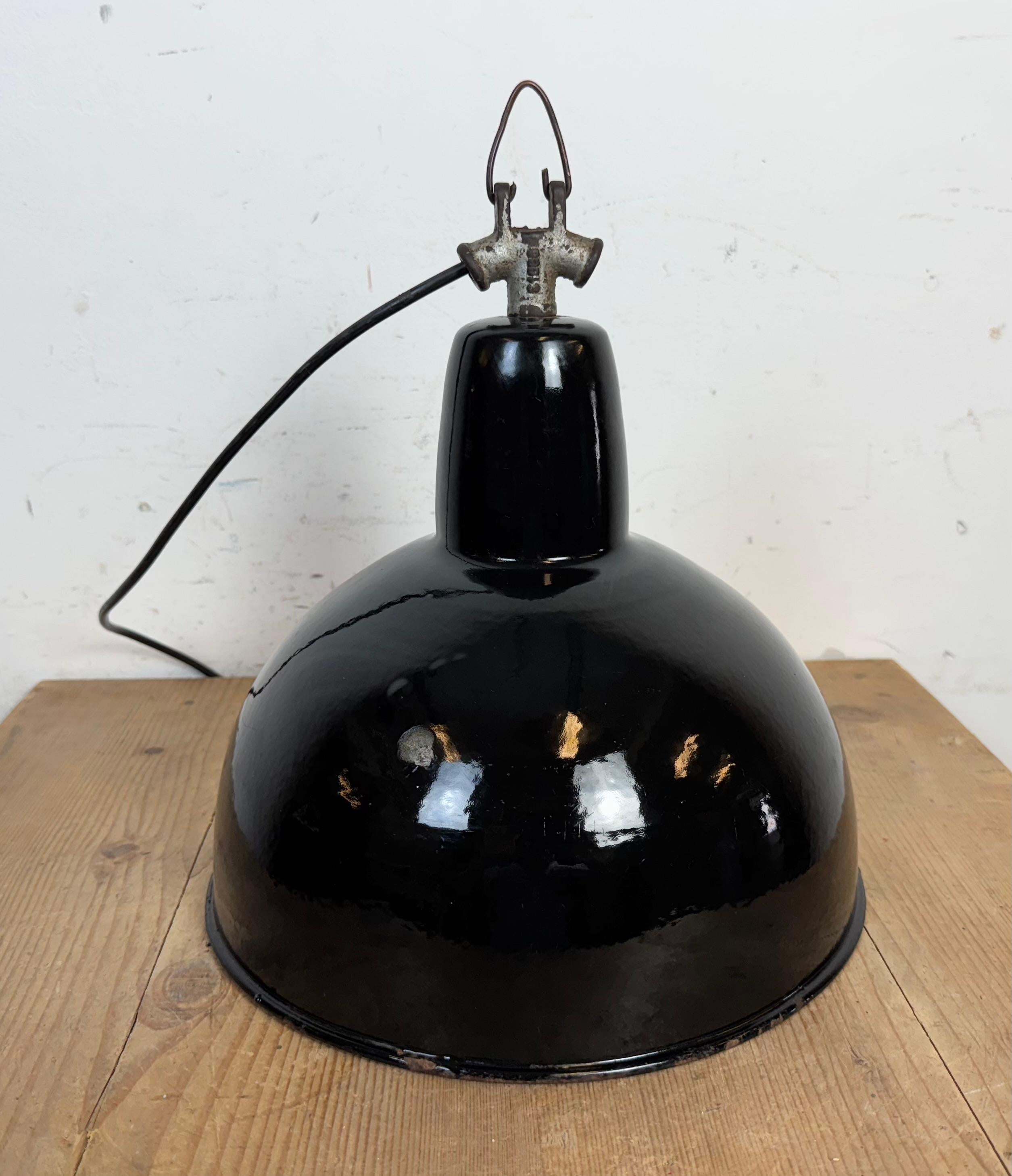 Lampe d'usine industrielle en émail noir avec dessus en fonte, années 1950 en vente 4