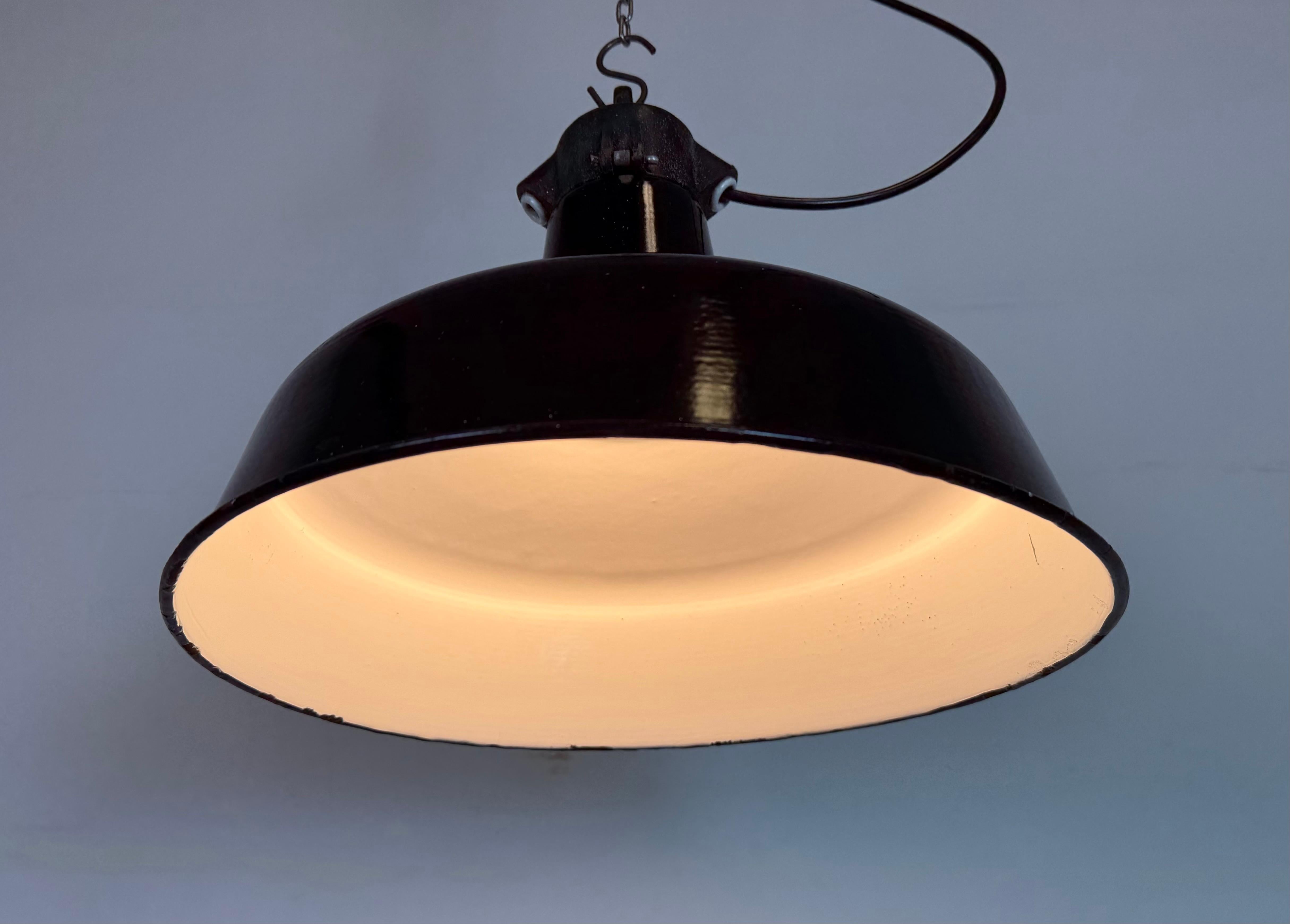 Lampe d'usine industrielle en émail noir avec dessus en fonte, années 1950 en vente 5