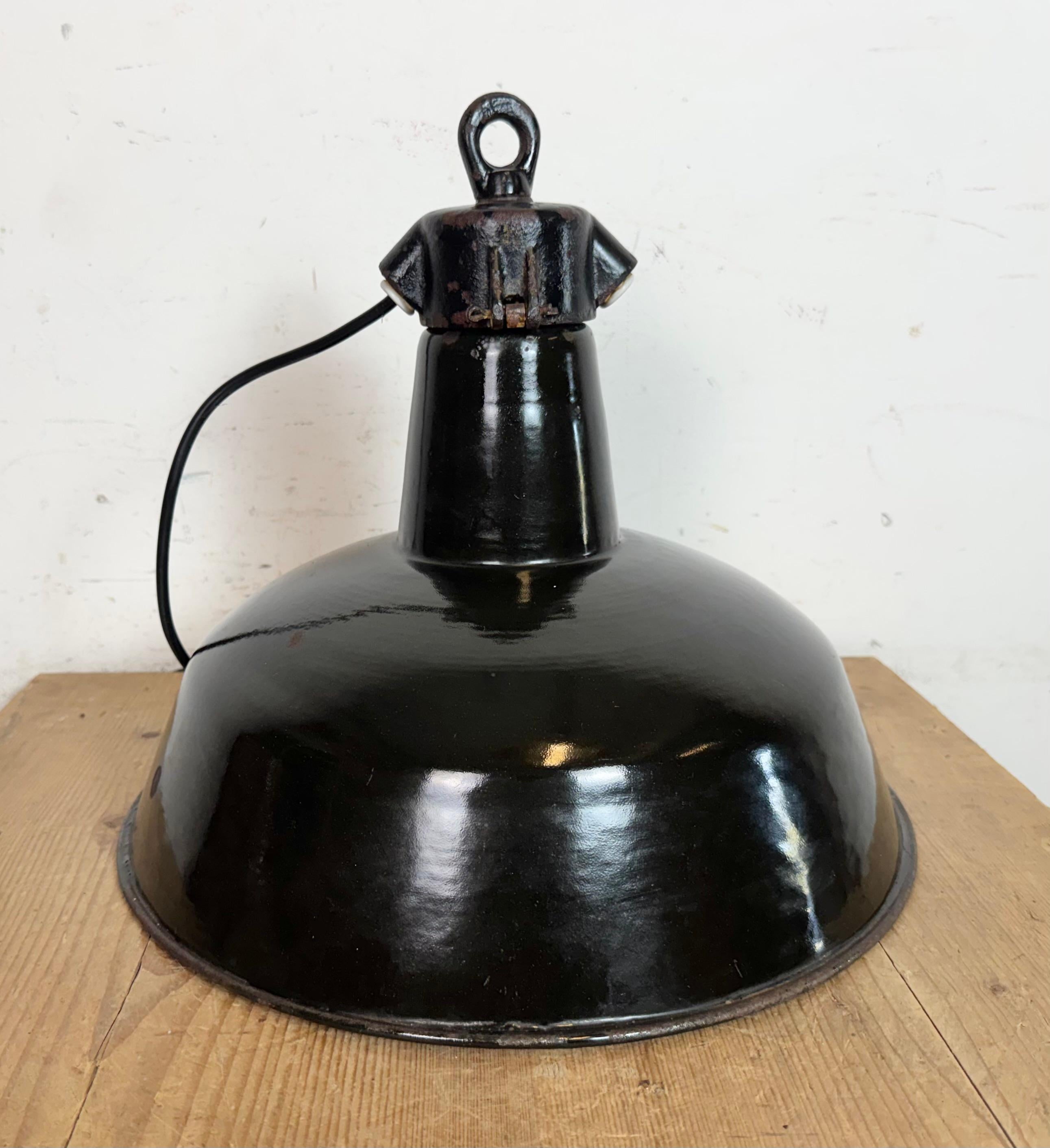 Lampada industriale da fabbrica in smalto nero con piano in ghisa, anni '1950 in vendita 4