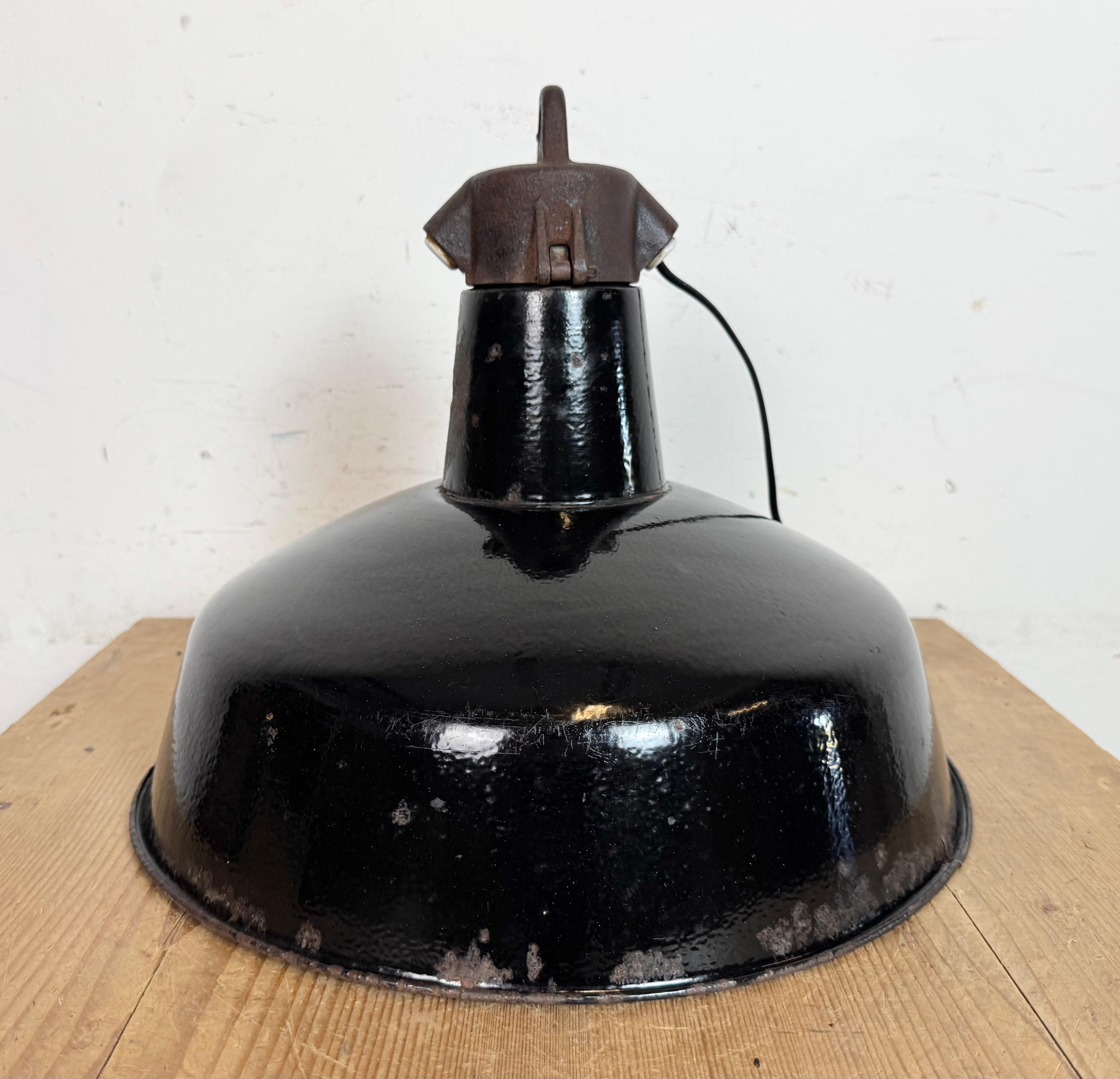 Industrielle schwarze Emaille-Fabrik-Lampe mit Gusseisenplatte, 1950er Jahre im Angebot 7