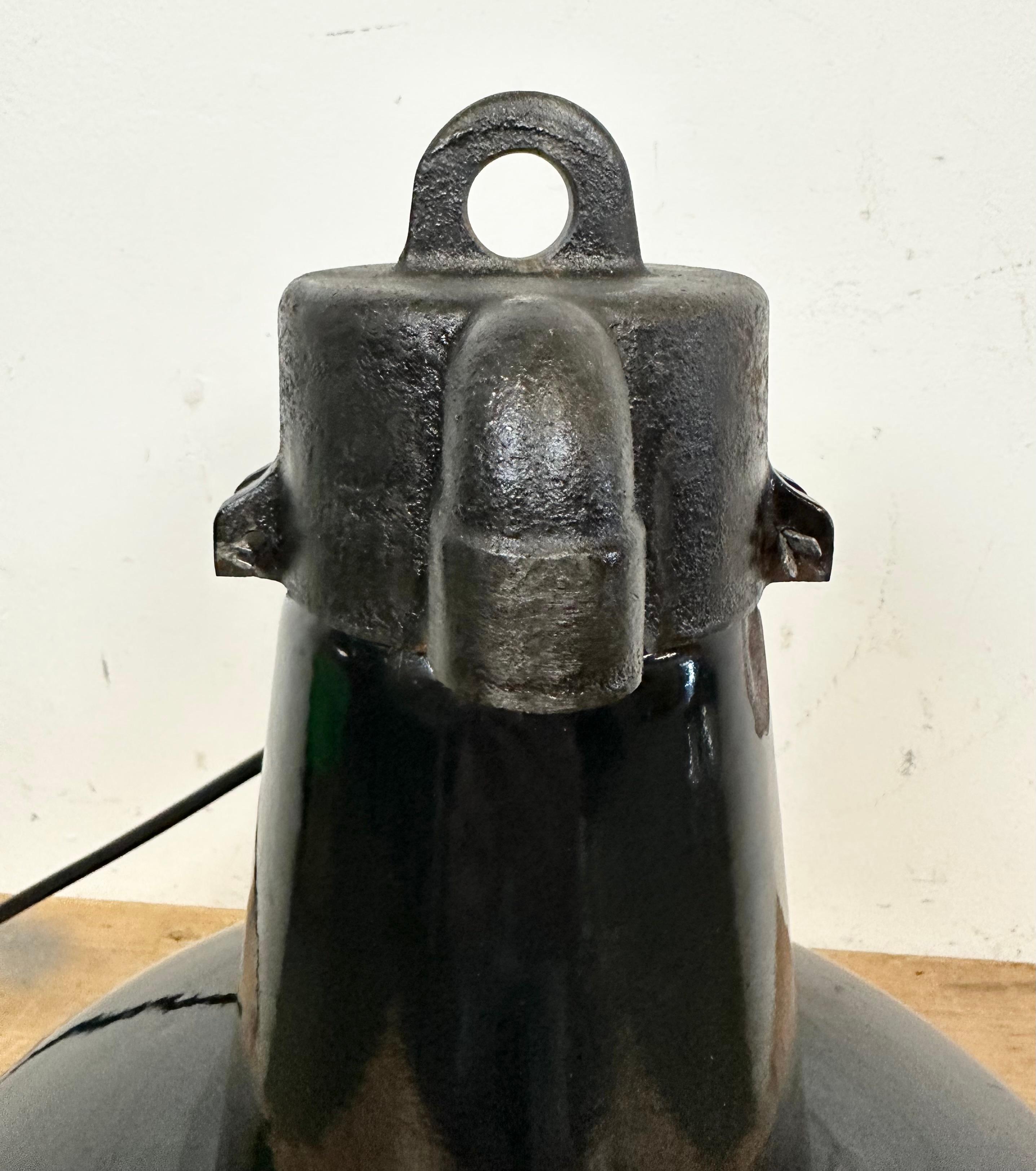 Industrielle schwarze Emaille-Fabrik-Lampe mit Gusseisenplatte, 1950er Jahre im Angebot 7