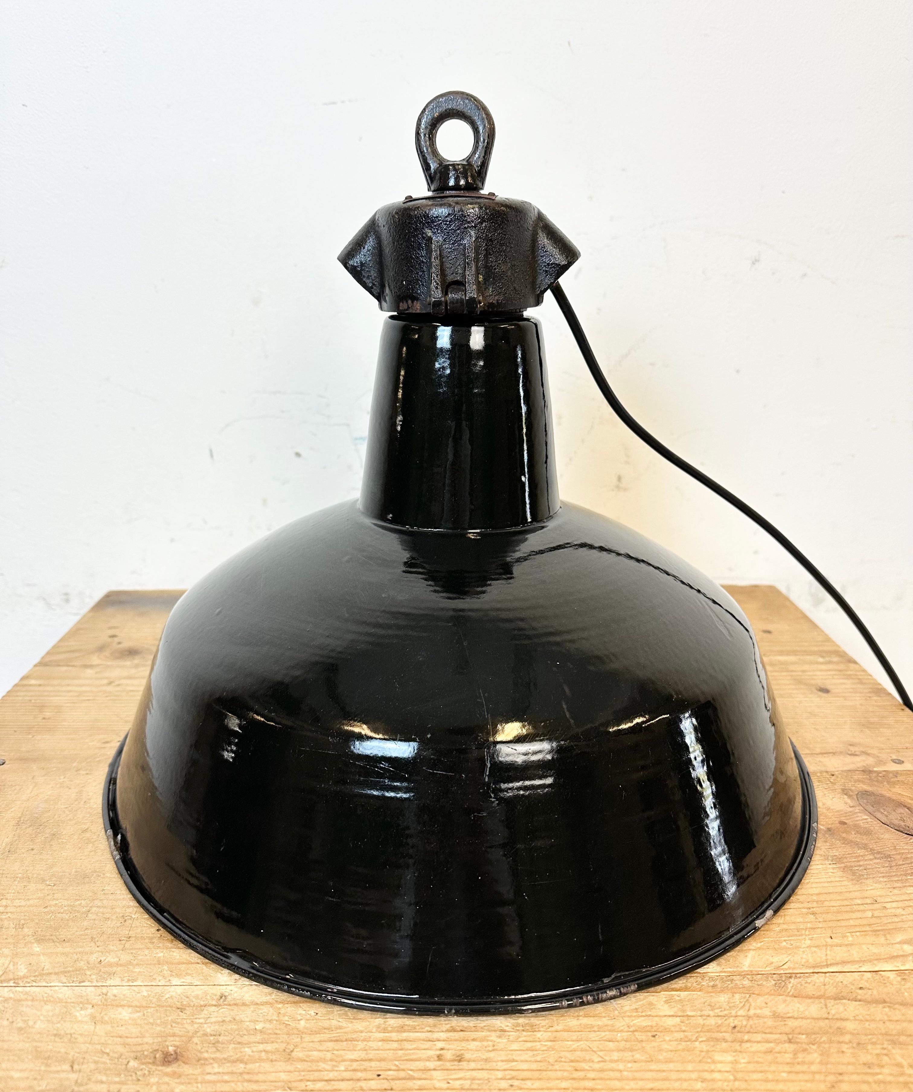 Industrielle schwarze Emaille-Fabrik-Lampe mit Gusseisenplatte, 1950er Jahre im Angebot 7