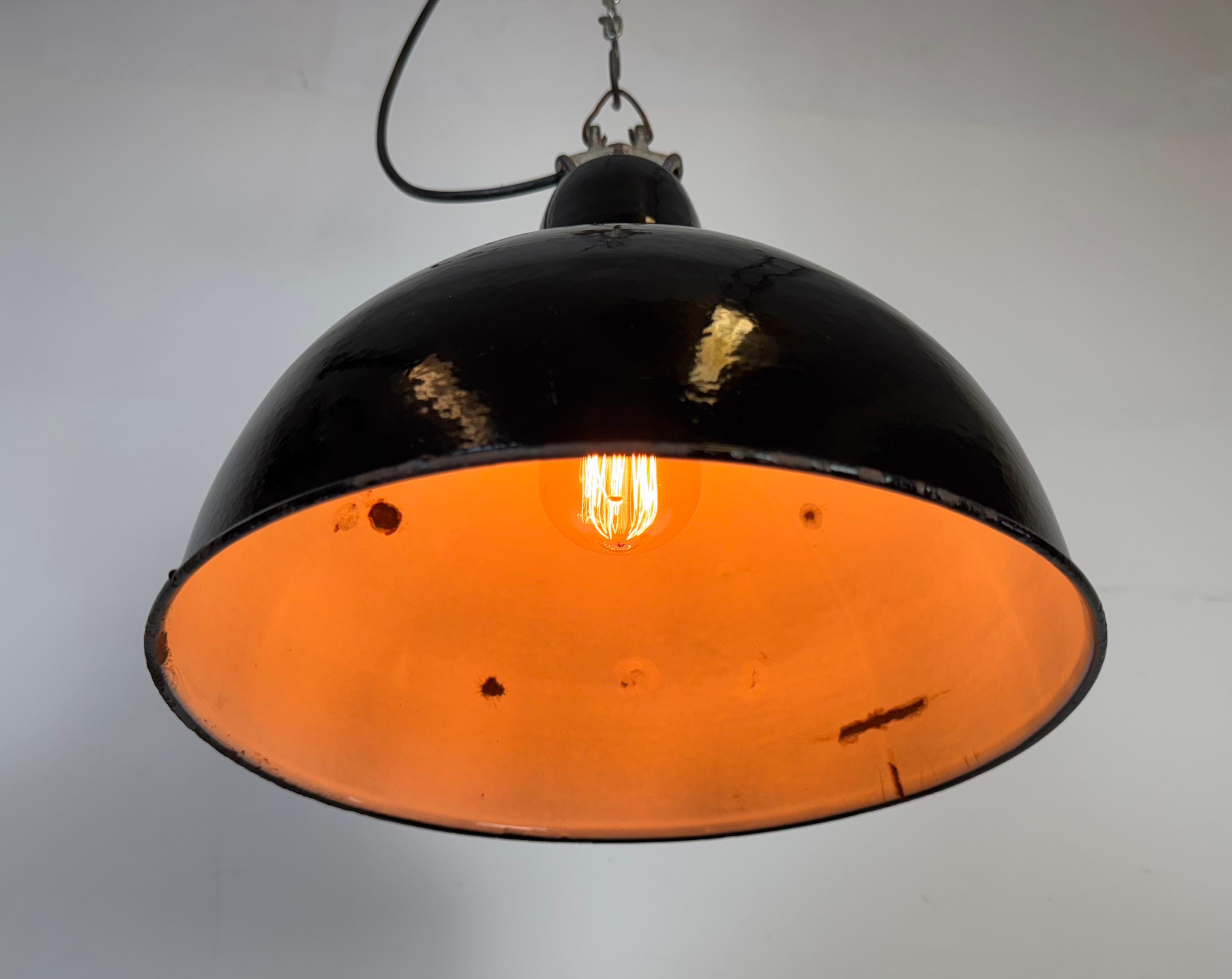 Lampe d'usine industrielle en émail noir avec dessus en fonte, années 1950 en vente 5
