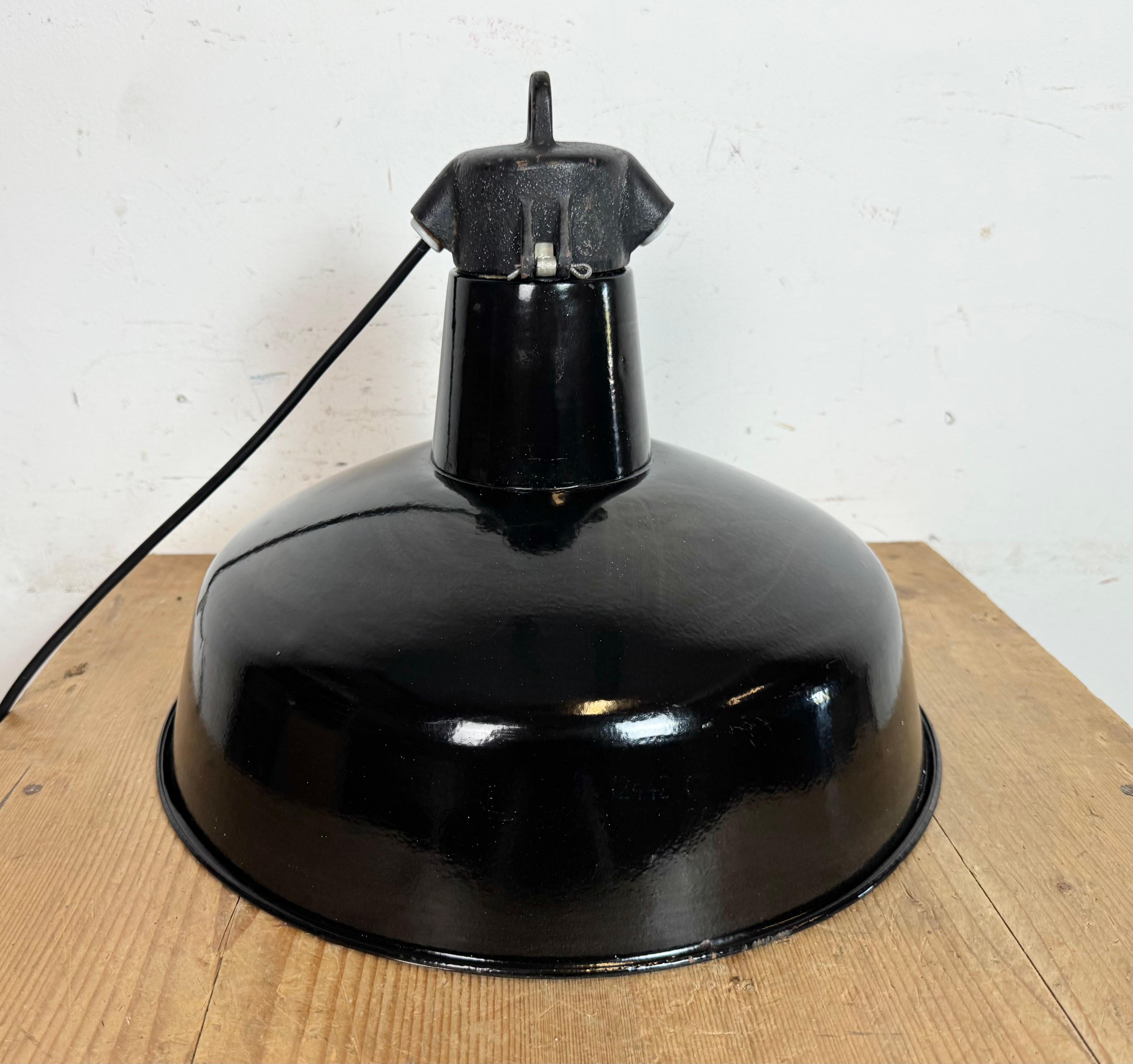 Industrielle schwarze Emaille-Fabrik-Lampe mit Gusseisenplatte, 1950er Jahre im Angebot 8