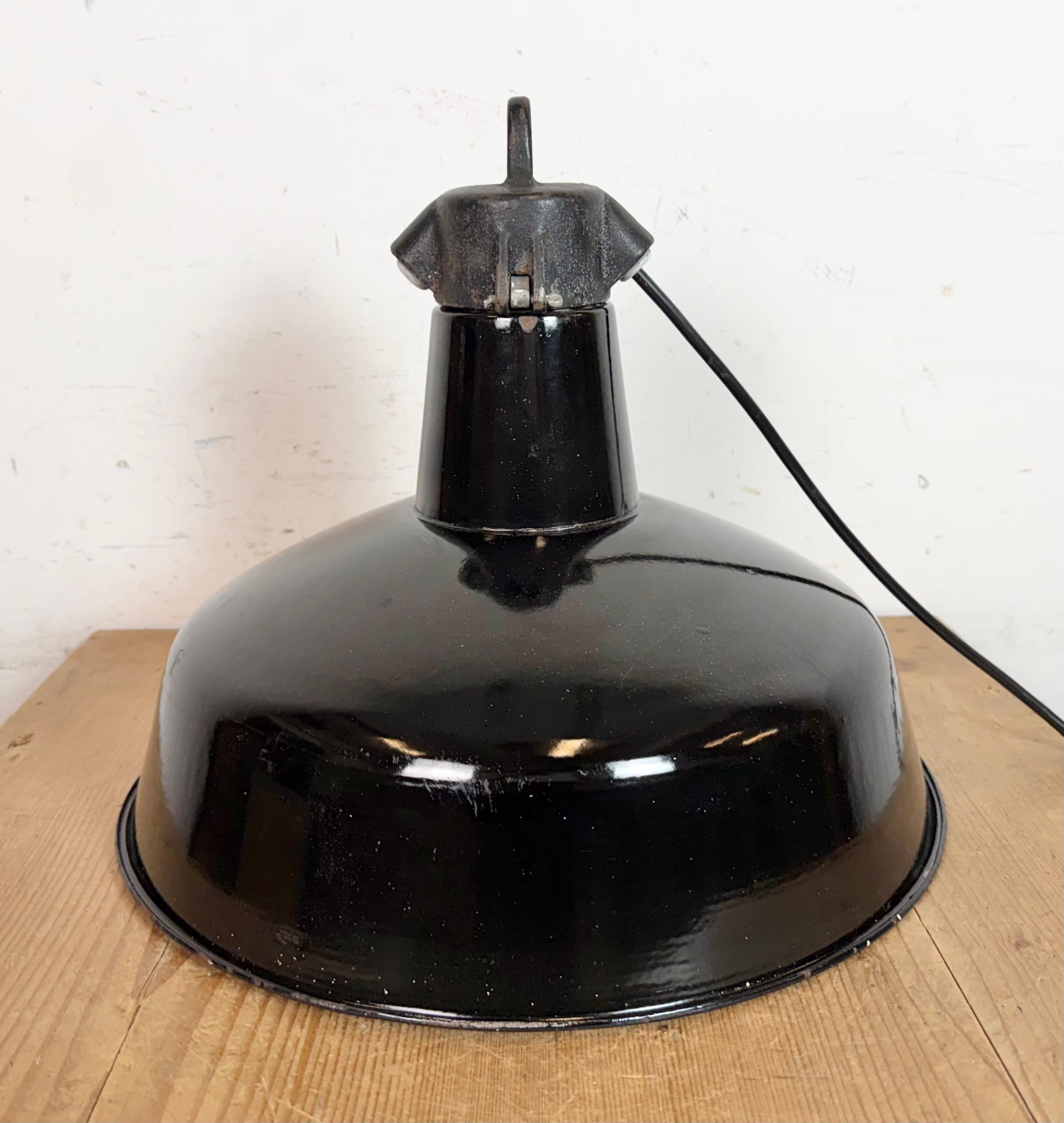 Lampe d'usine industrielle en émail noir avec dessus en fonte, années 1950 en vente 6