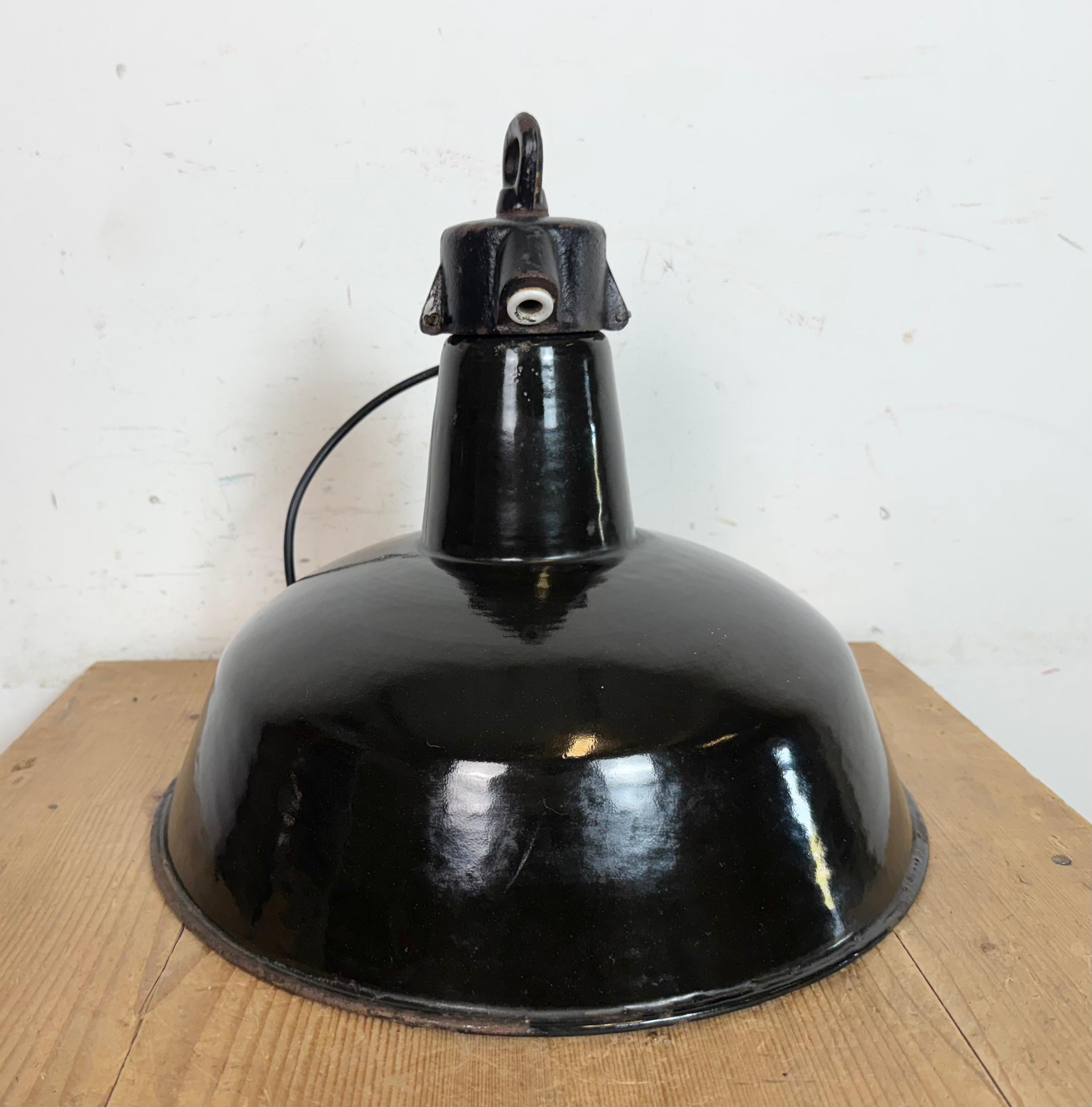 Lampada industriale da fabbrica in smalto nero con piano in ghisa, anni '1950 in vendita 5
