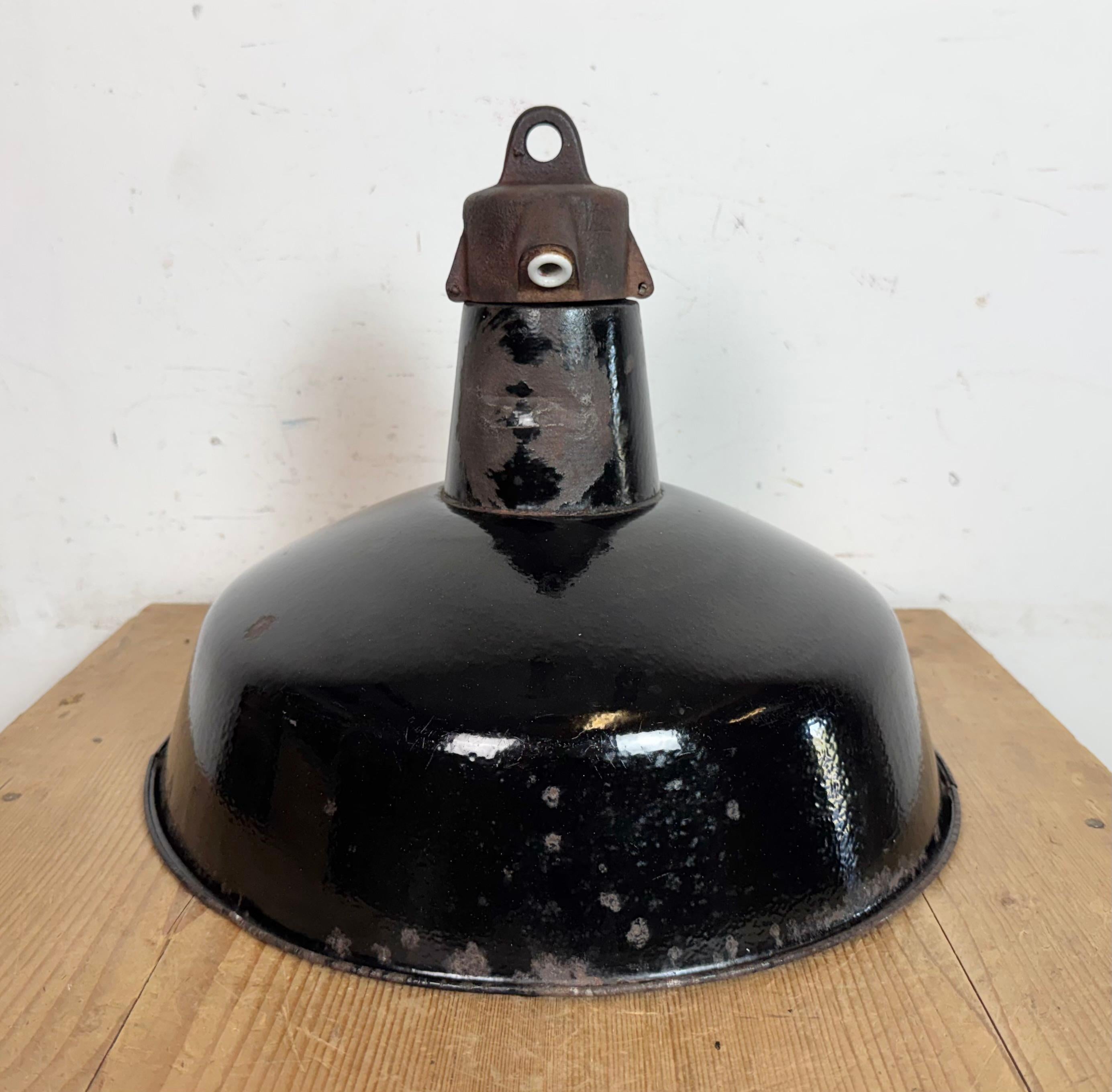 Industrielle schwarze Emaille-Fabrik-Lampe mit Gusseisenplatte, 1950er Jahre im Angebot 8