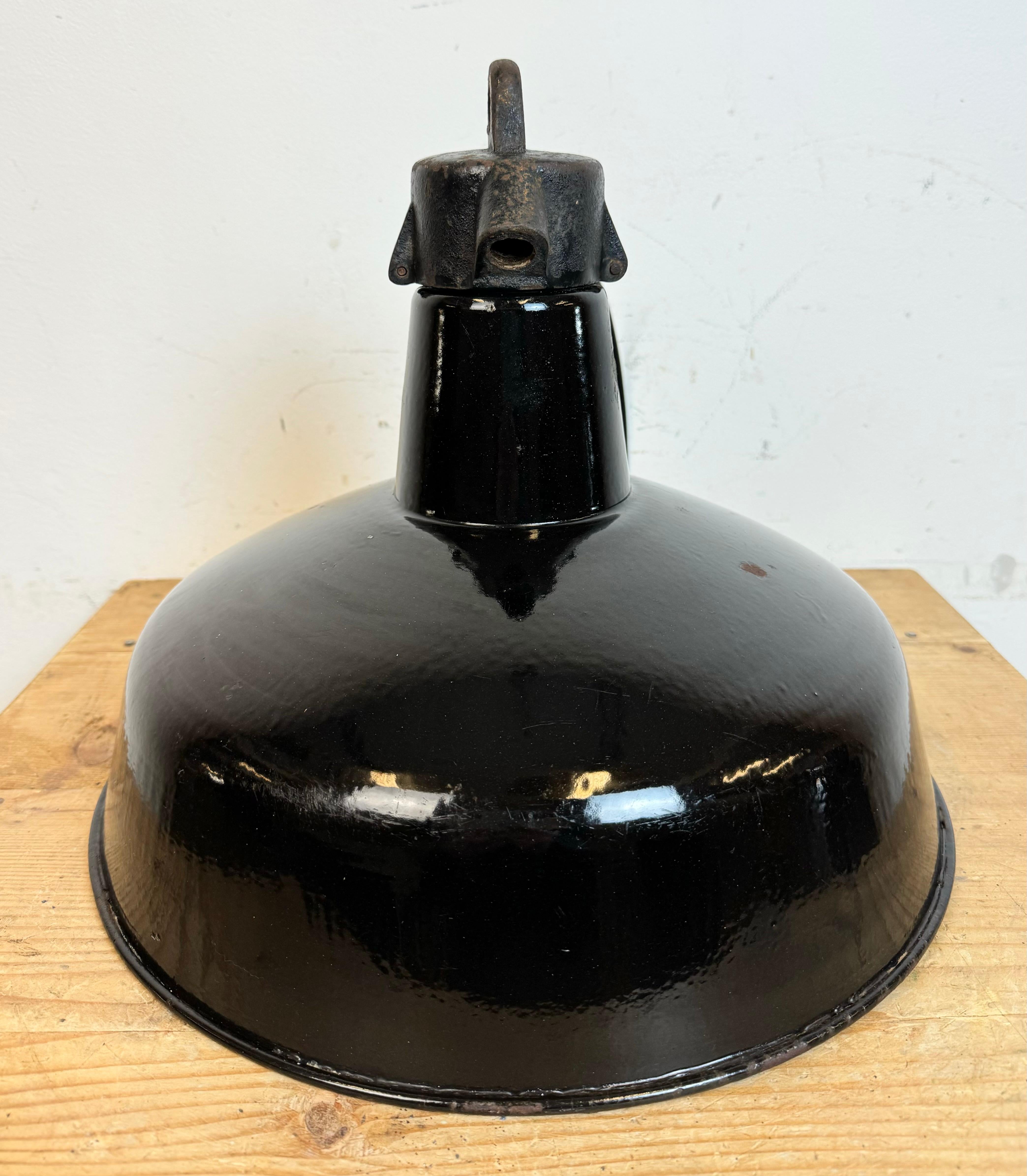 Industrielle schwarze Emaille-Fabrik-Lampe mit Gusseisenplatte, 1950er Jahre im Angebot 8