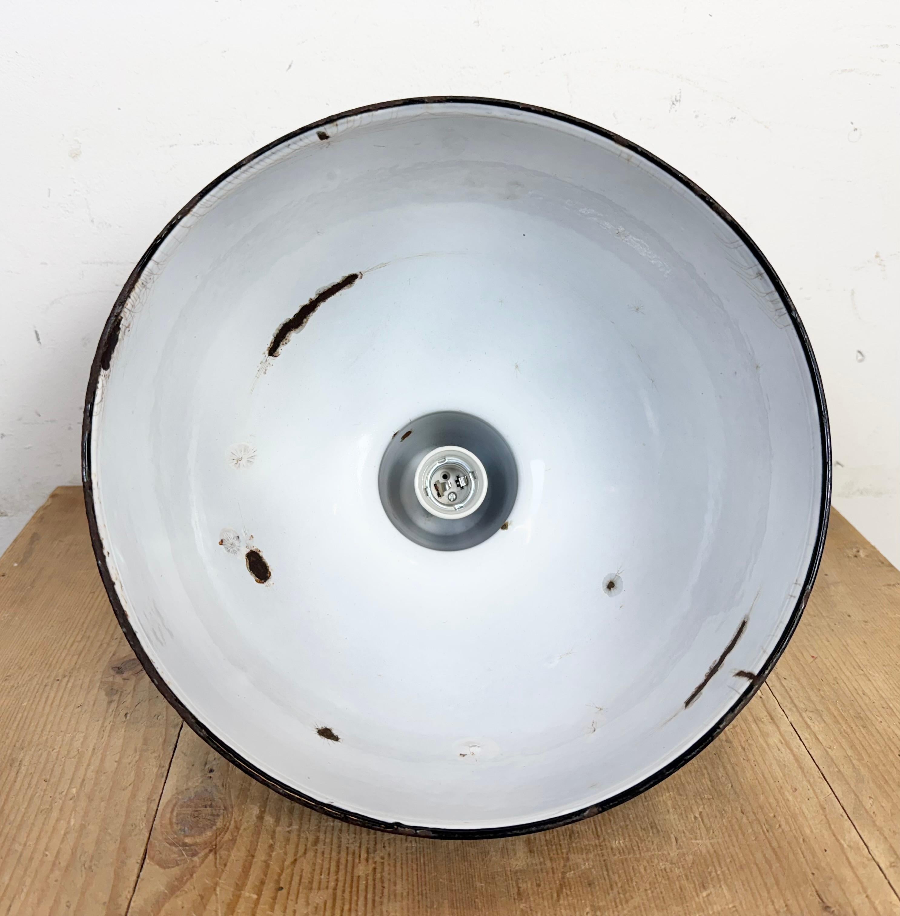 Lampe d'usine industrielle en émail noir avec dessus en fonte, années 1950 en vente 6