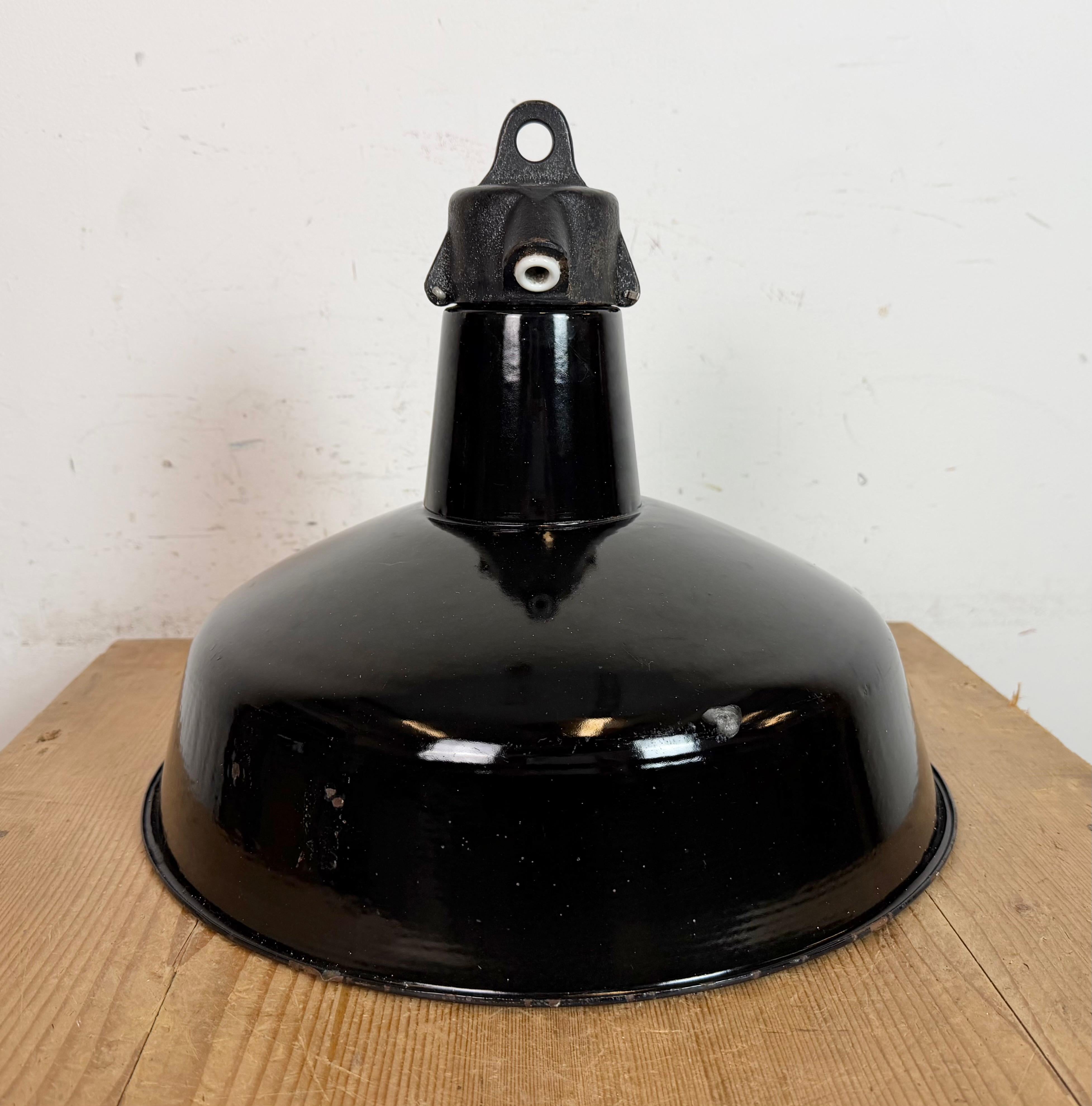 Lampe d'usine industrielle en émail noir avec dessus en fonte, années 1950 en vente 7