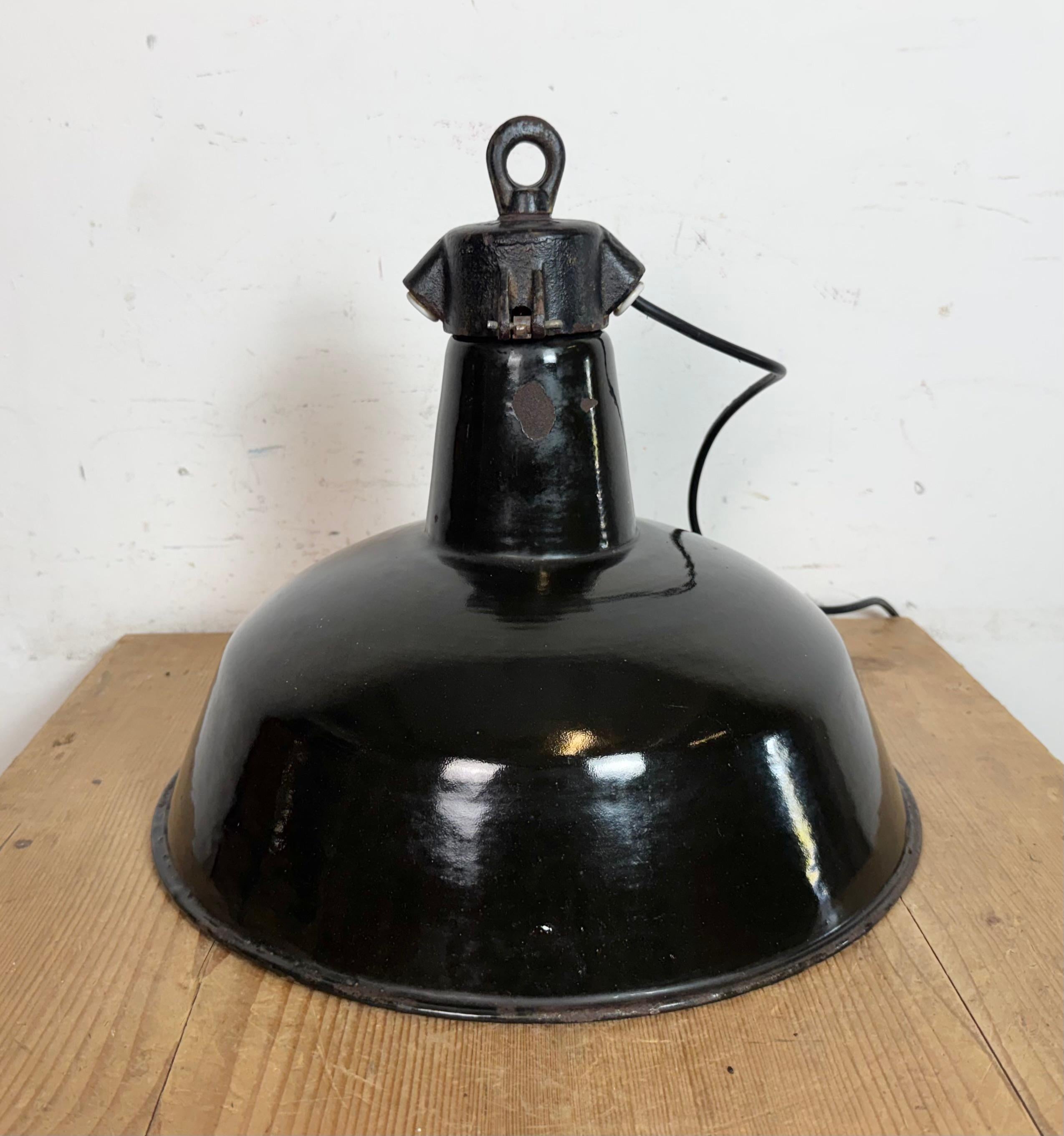 Lampada industriale da fabbrica in smalto nero con piano in ghisa, anni '1950 in vendita 6