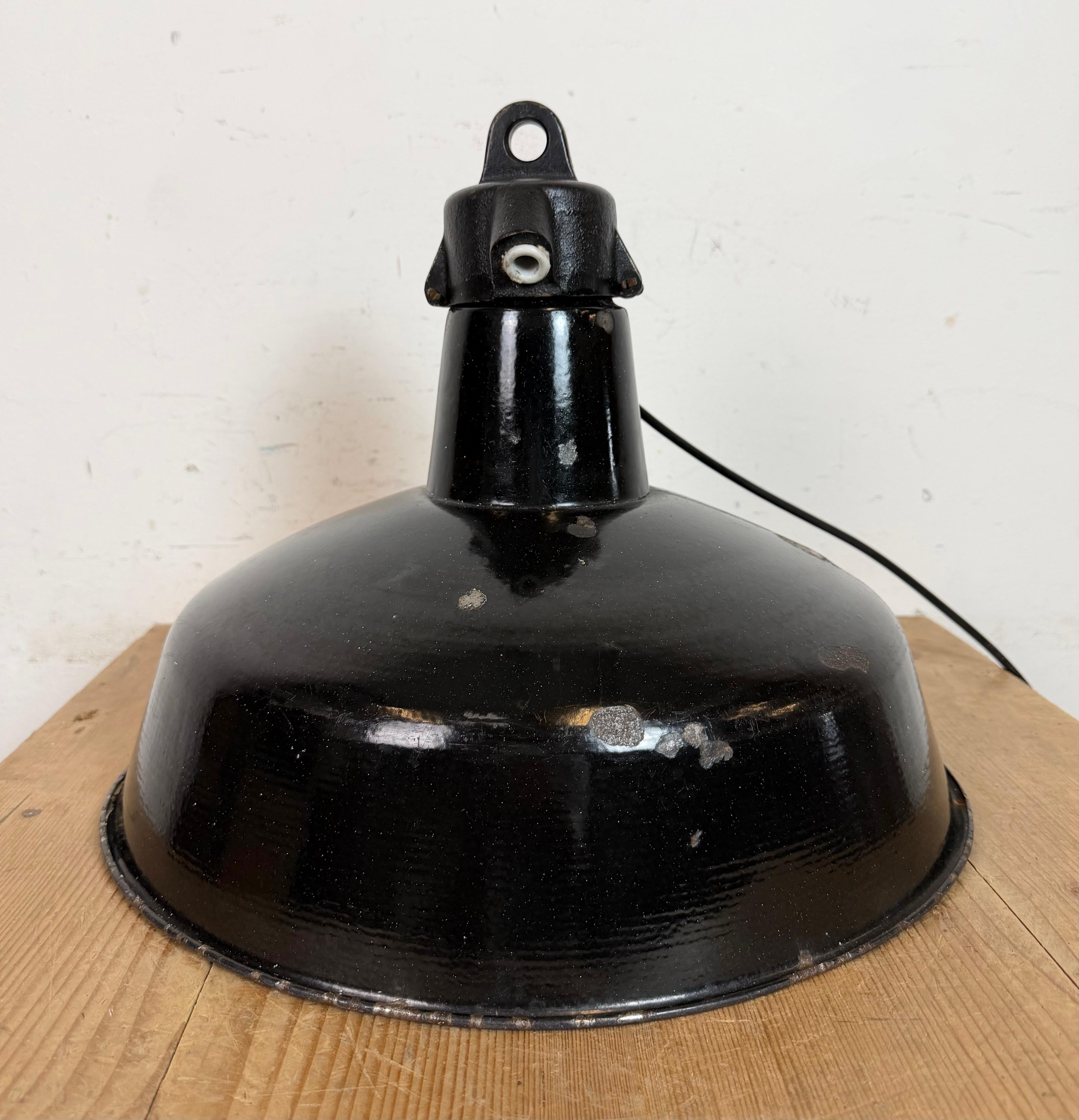 Industrial Black Enamel Factory Lamp with Cast Iron Top, 1950s For Sale 9