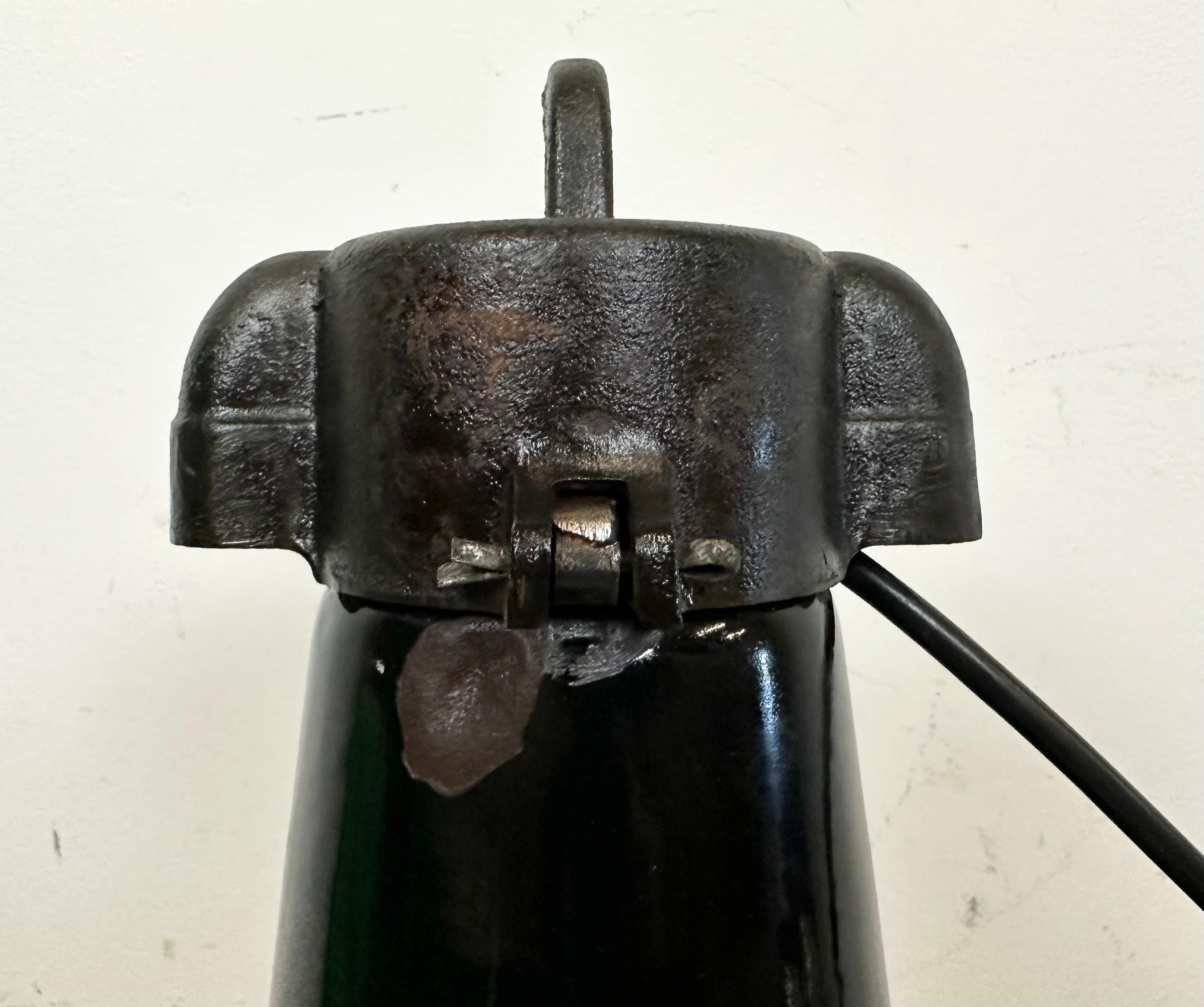 Industrielle schwarze Emaille-Fabrik-Lampe mit Gusseisenplatte, 1950er Jahre im Angebot 9