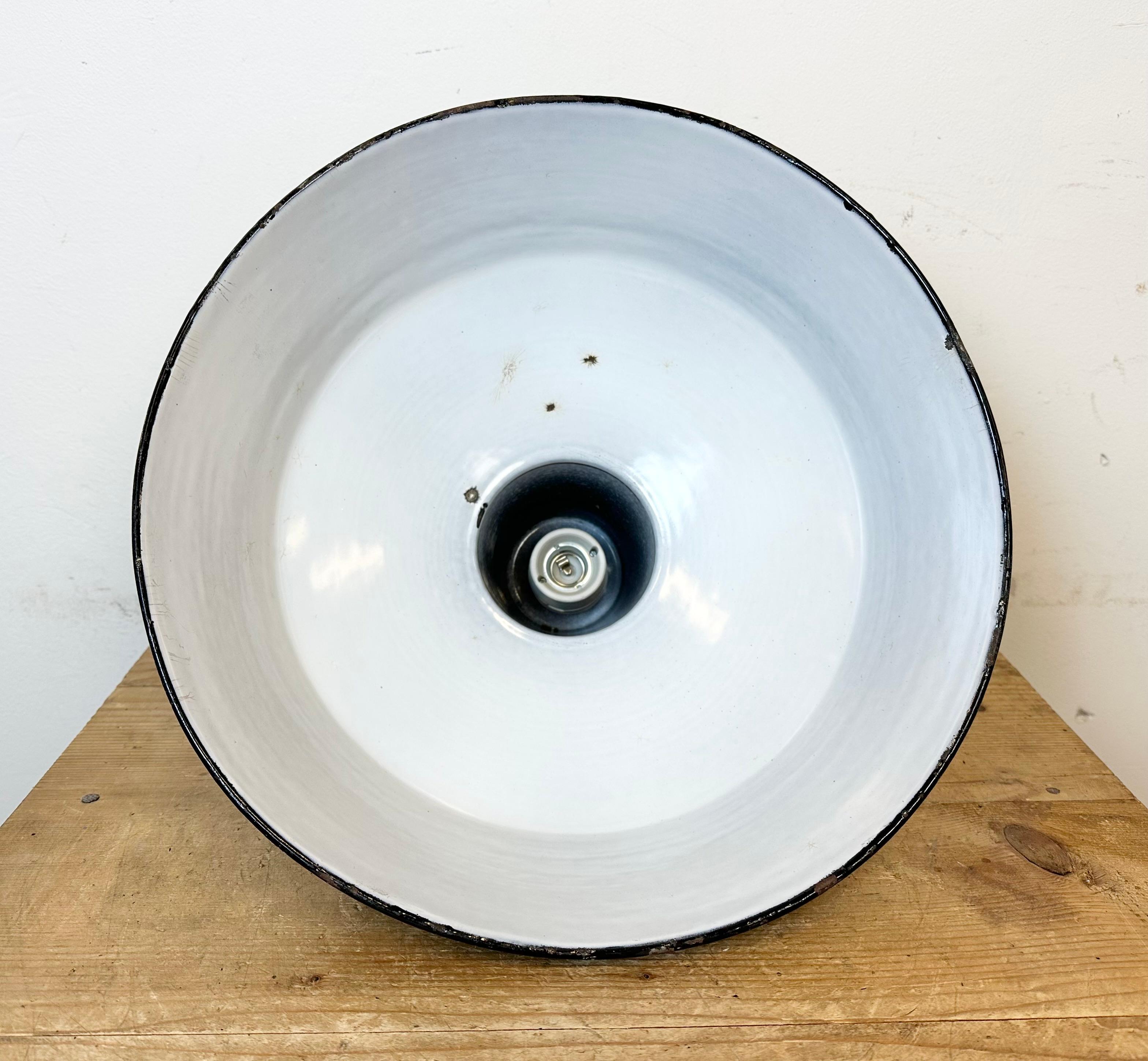 Industrielle schwarze Emaille-Fabrik-Lampe mit Gusseisenplatte, 1950er Jahre im Angebot 9