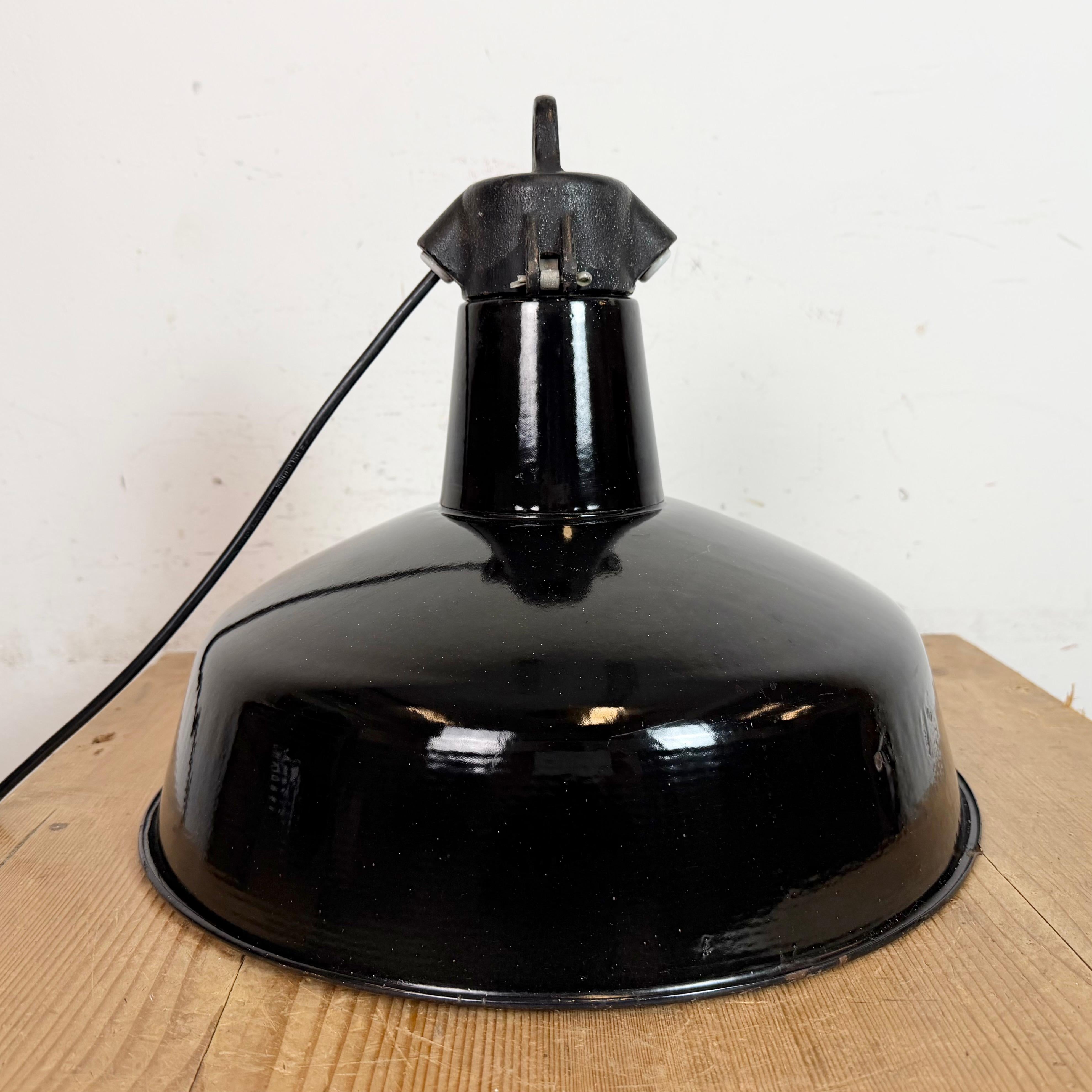 Lampe d'usine industrielle en émail noir avec dessus en fonte, années 1950 en vente 8