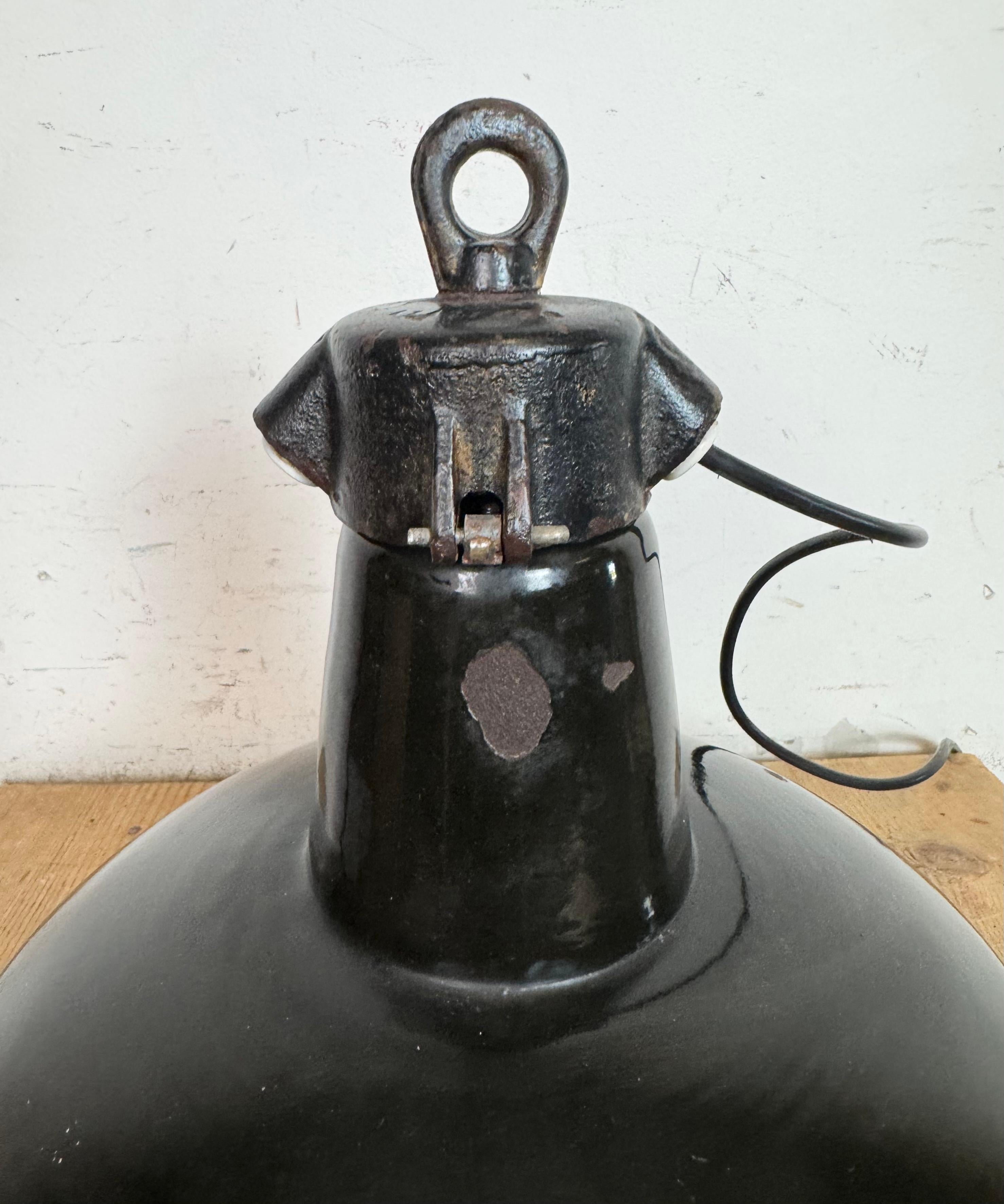 Lampada industriale da fabbrica in smalto nero con piano in ghisa, anni '1950 in vendita 7