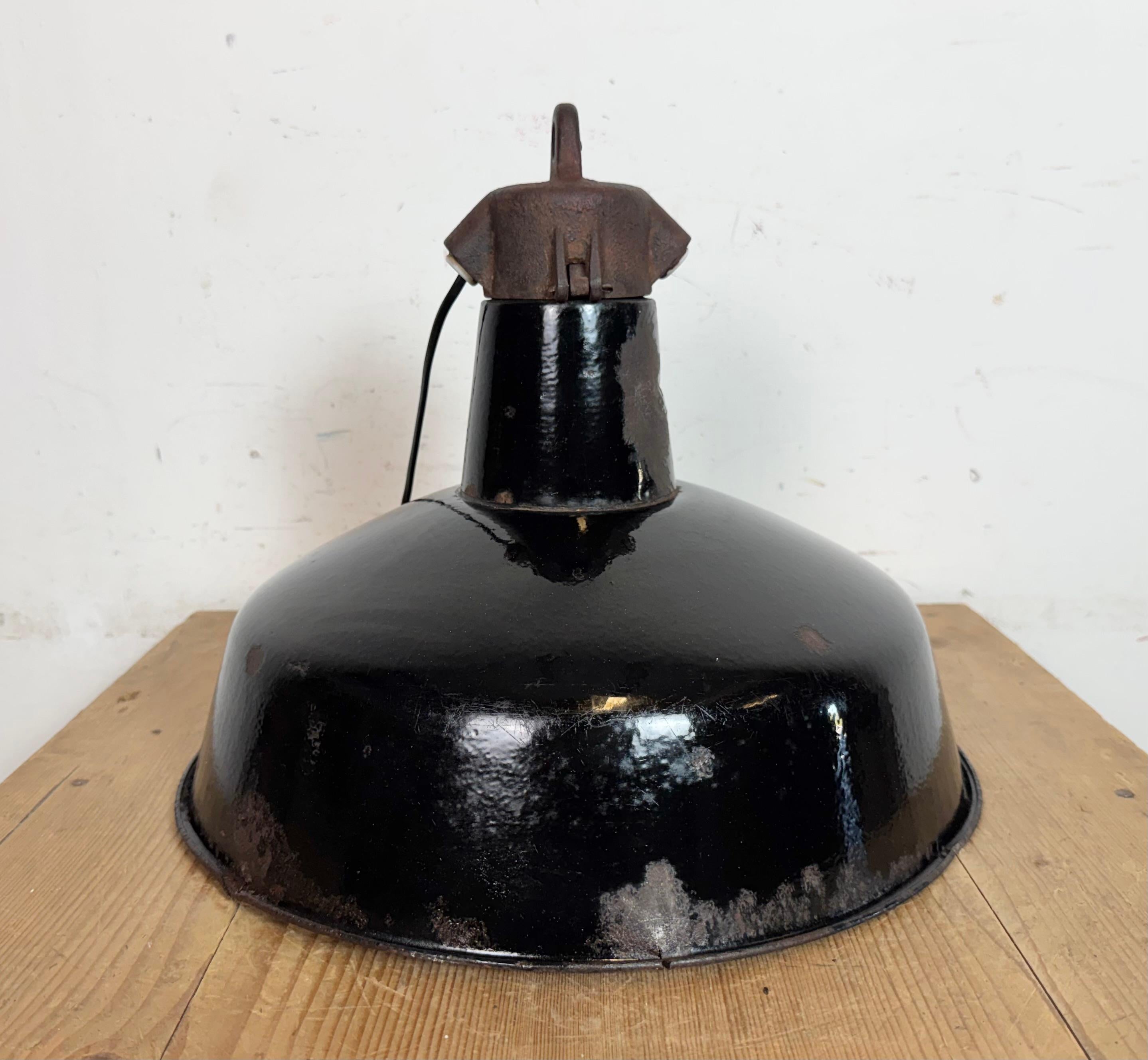Industrielle schwarze Emaille-Fabrik-Lampe mit Gusseisenplatte, 1950er Jahre im Angebot 10