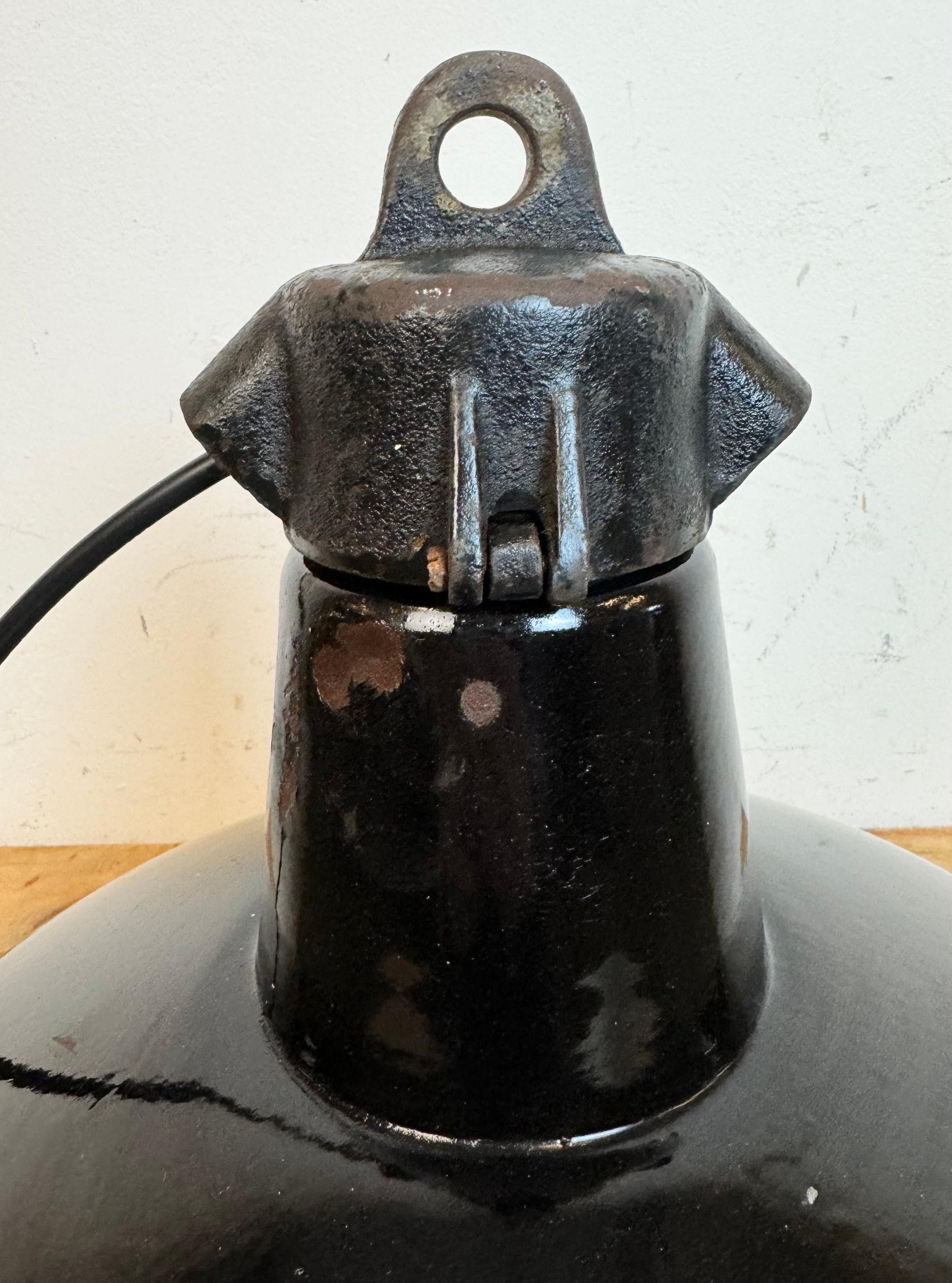 Industrielle schwarze Emaille-Fabrik-Lampe mit Gusseisenplatte, 1950er Jahre im Angebot 10