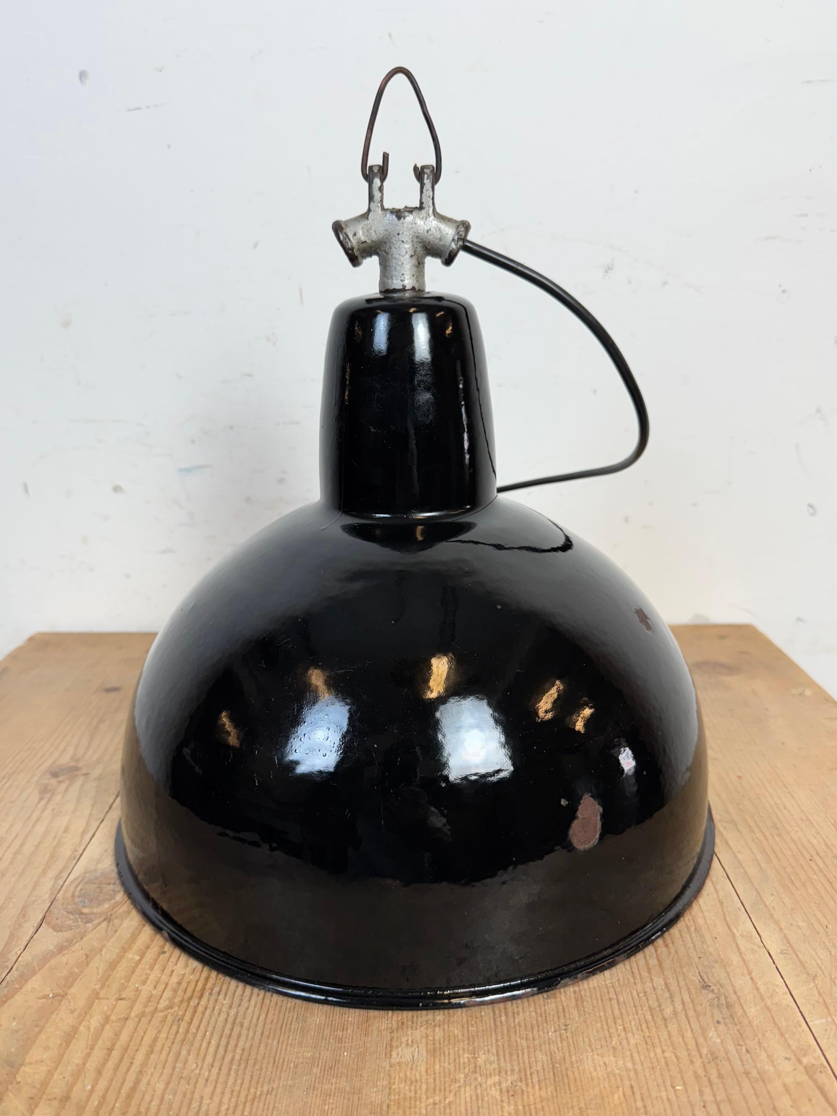 Lampe d'usine industrielle en émail noir avec dessus en fonte, années 1950 en vente 8