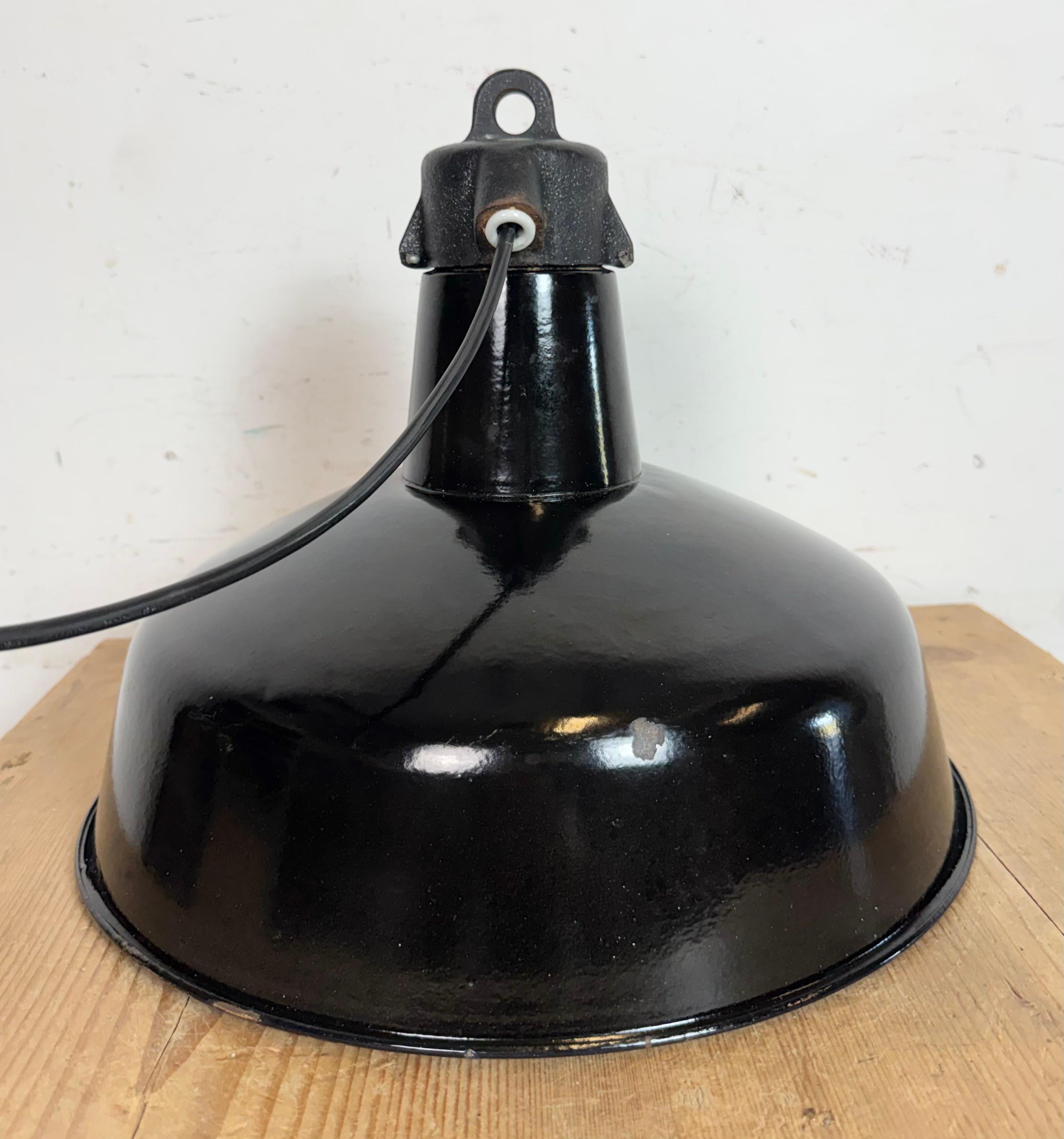 Industrielle schwarze Emaille-Fabrik-Lampe mit Gusseisenplatte, 1950er Jahre im Angebot 11